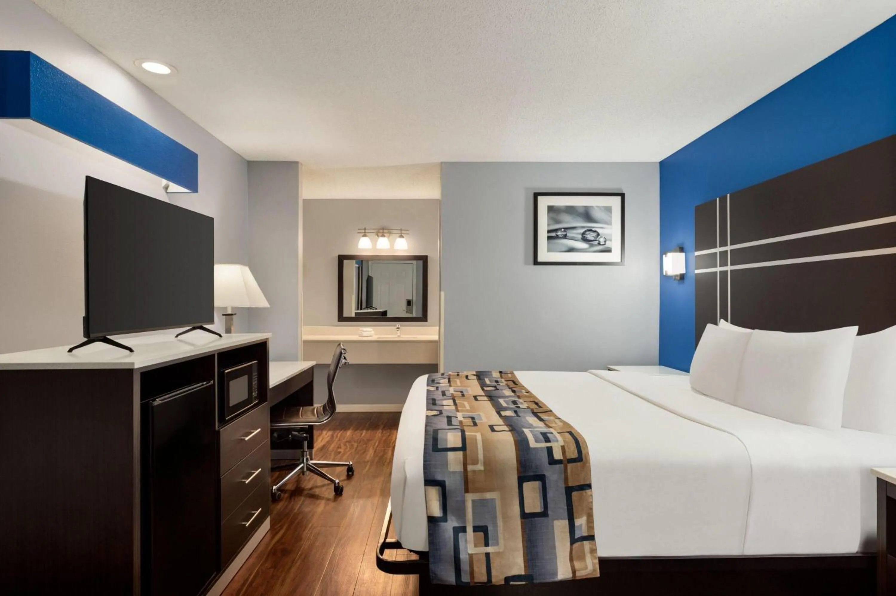 Photo of the whole room, Bed in Baymont by Wyndham Albany at Albany Mall