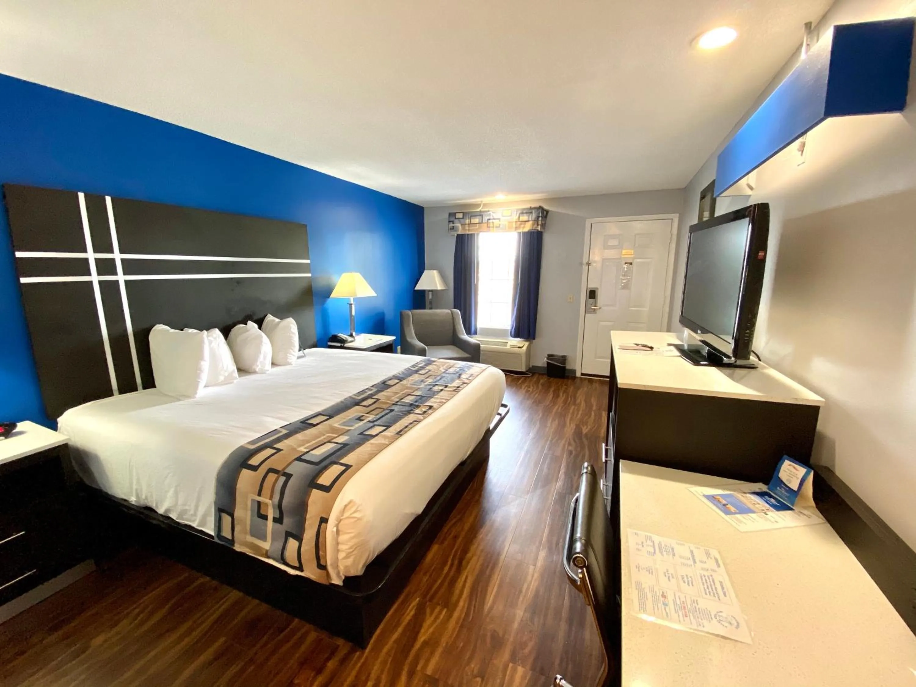 Photo of the whole room, Bed in Baymont by Wyndham Albany at Albany Mall