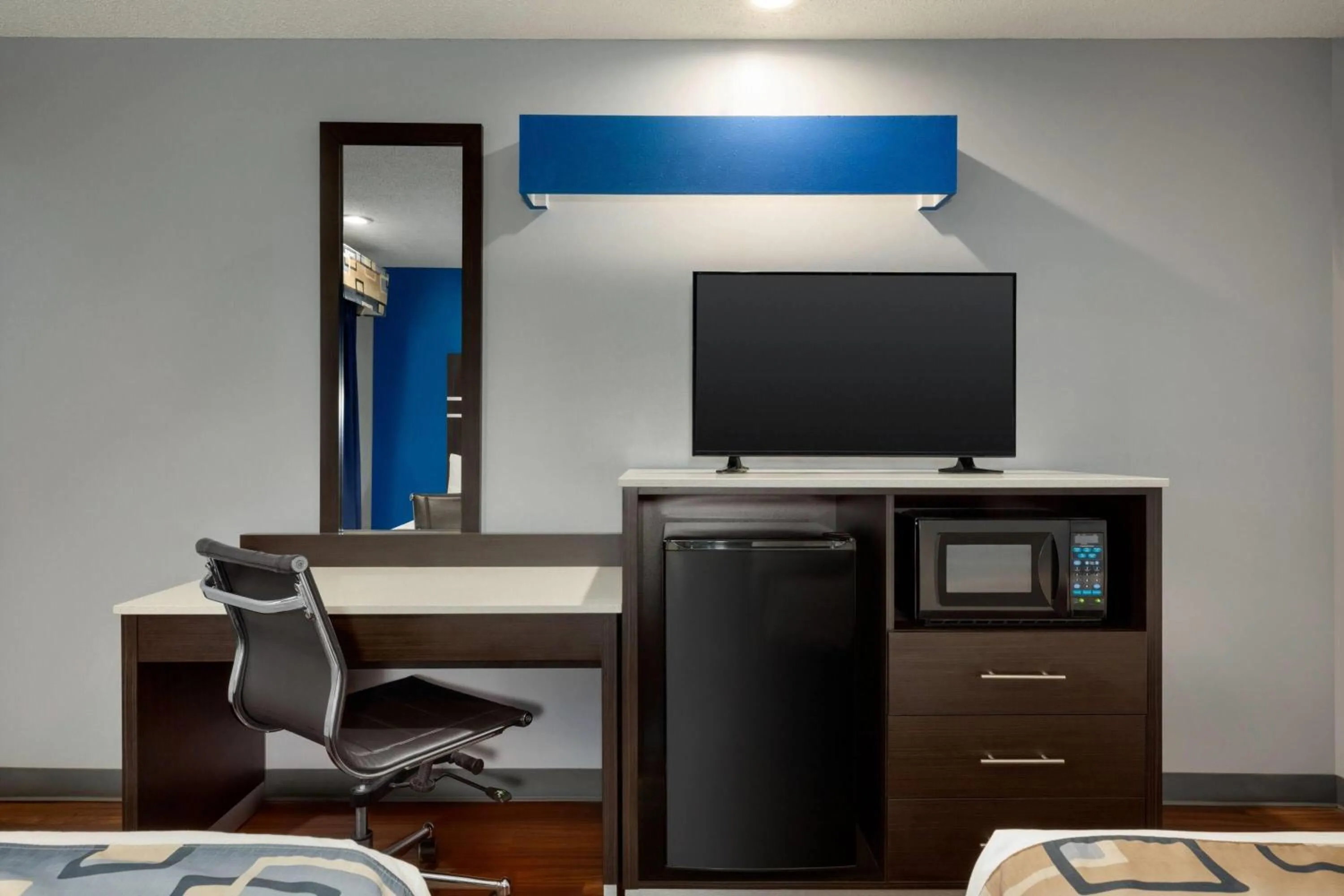 TV and multimedia in Baymont by Wyndham Albany at Albany Mall