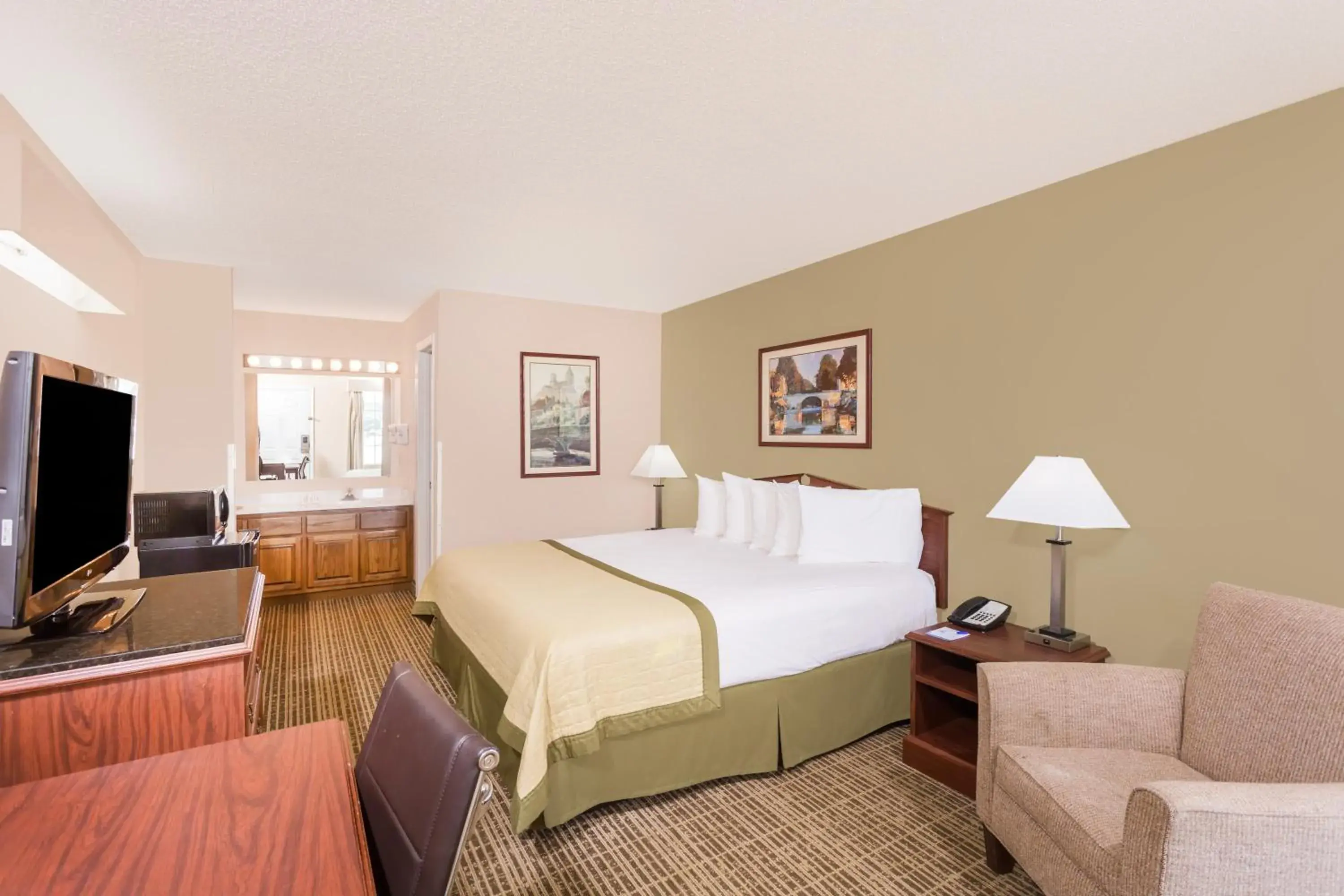 King Room - Non-Smoking in Baymont by Wyndham Albany at Albany Mall King Room - Non-Smoking in Baymont by Wyndham Albany at Albany Mall