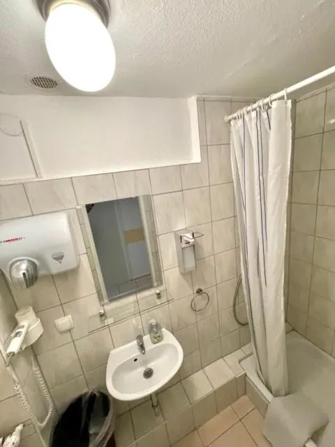 Shower in Hotel Nello