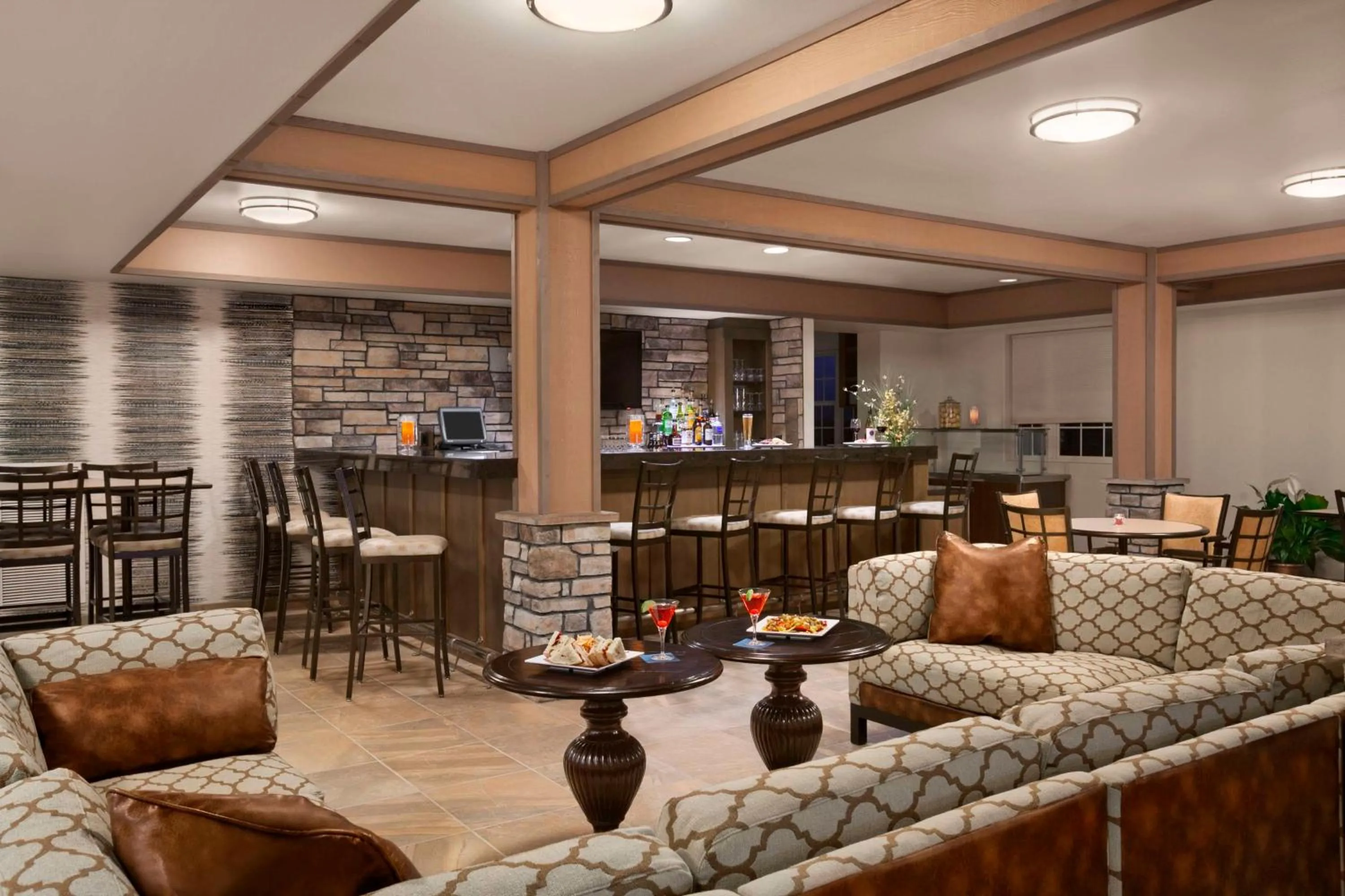 Lounge or bar in Hyatt House Minot- North Dakota
