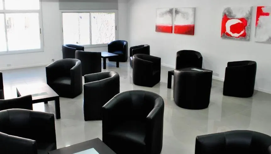 Communal lounge/ TV room in Pilar Apart Hotel