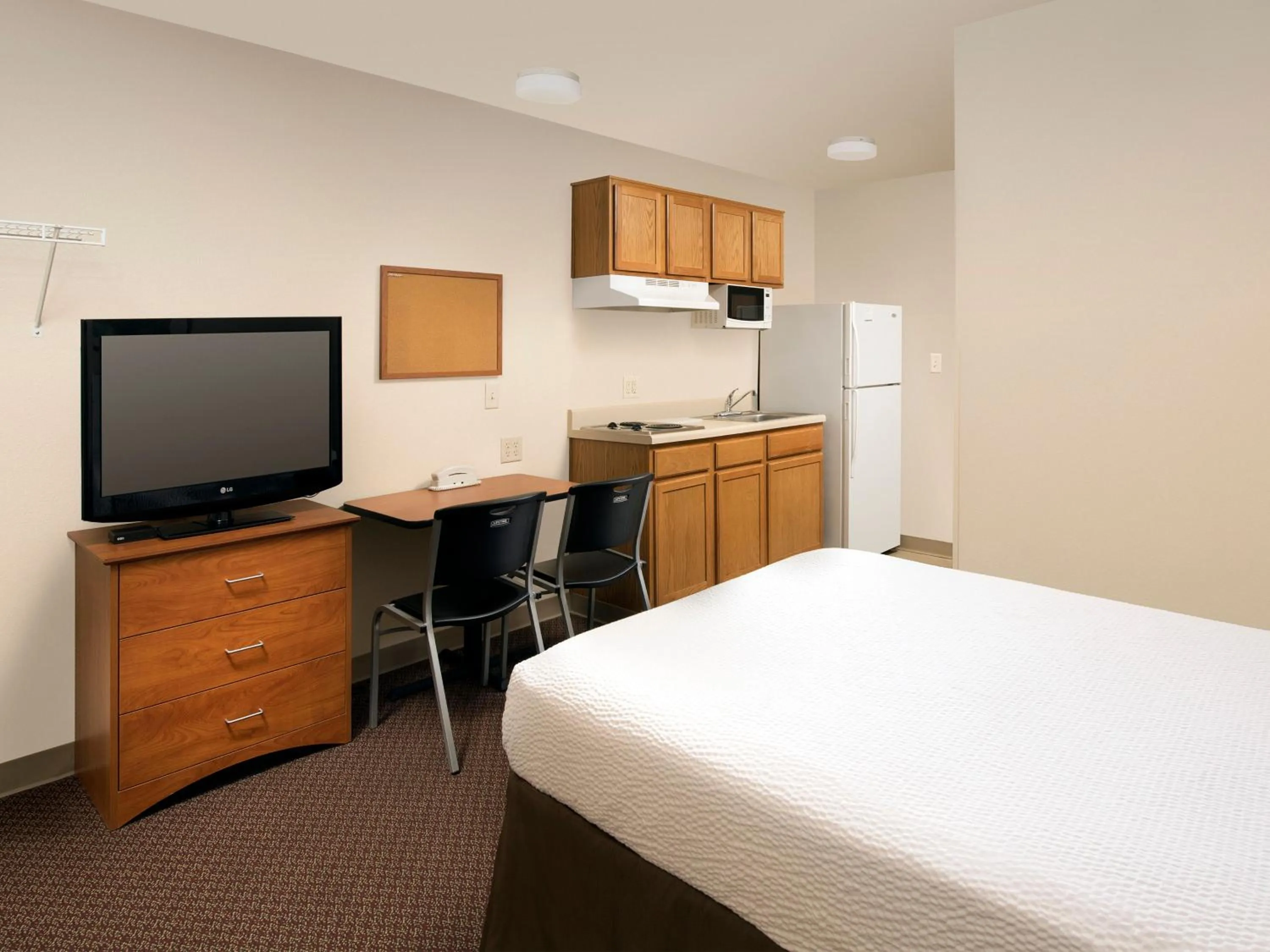 Bedroom, Bed in WoodSpring Suites Junction City