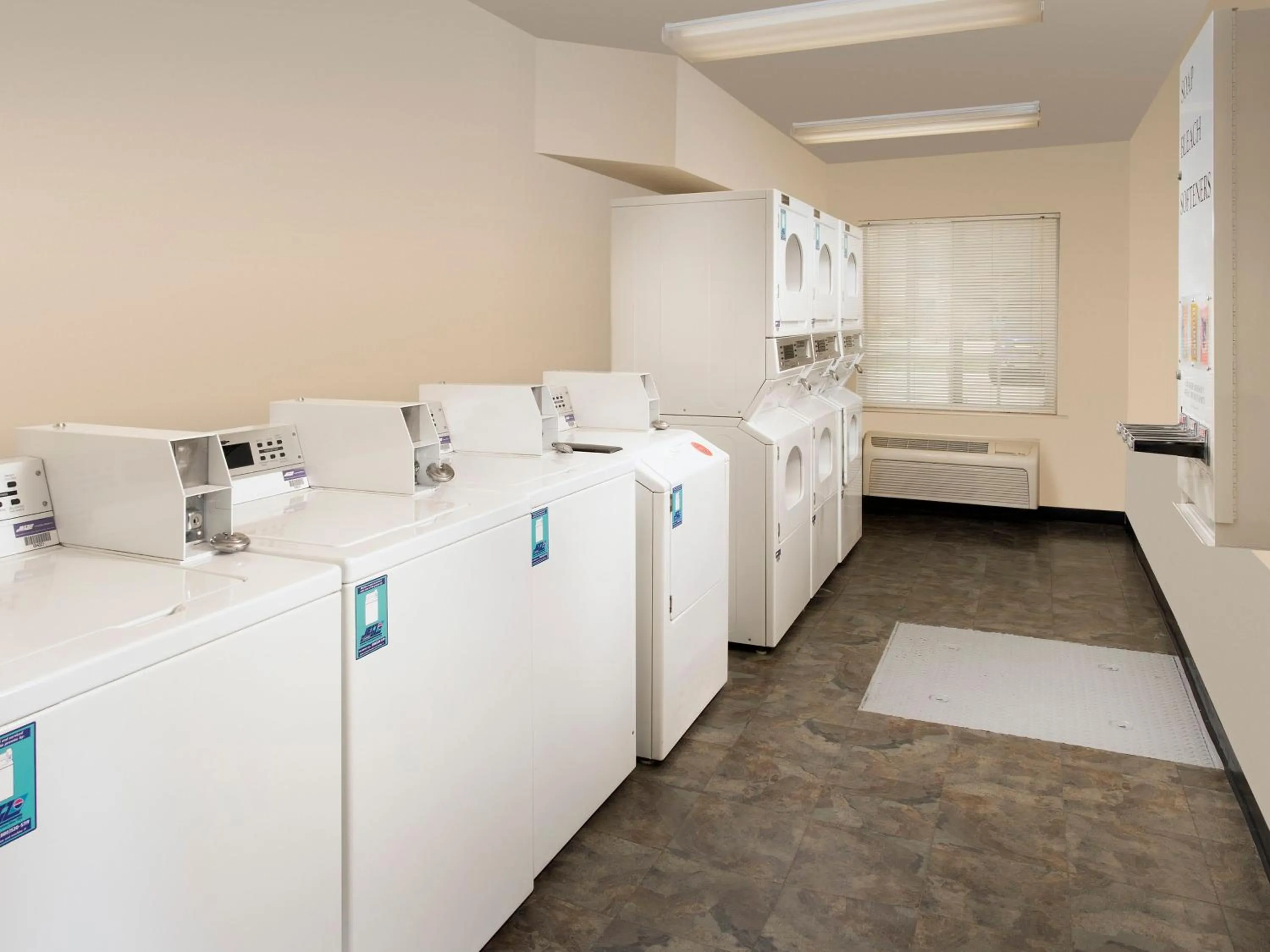 Area and facilities in WoodSpring Suites Junction City