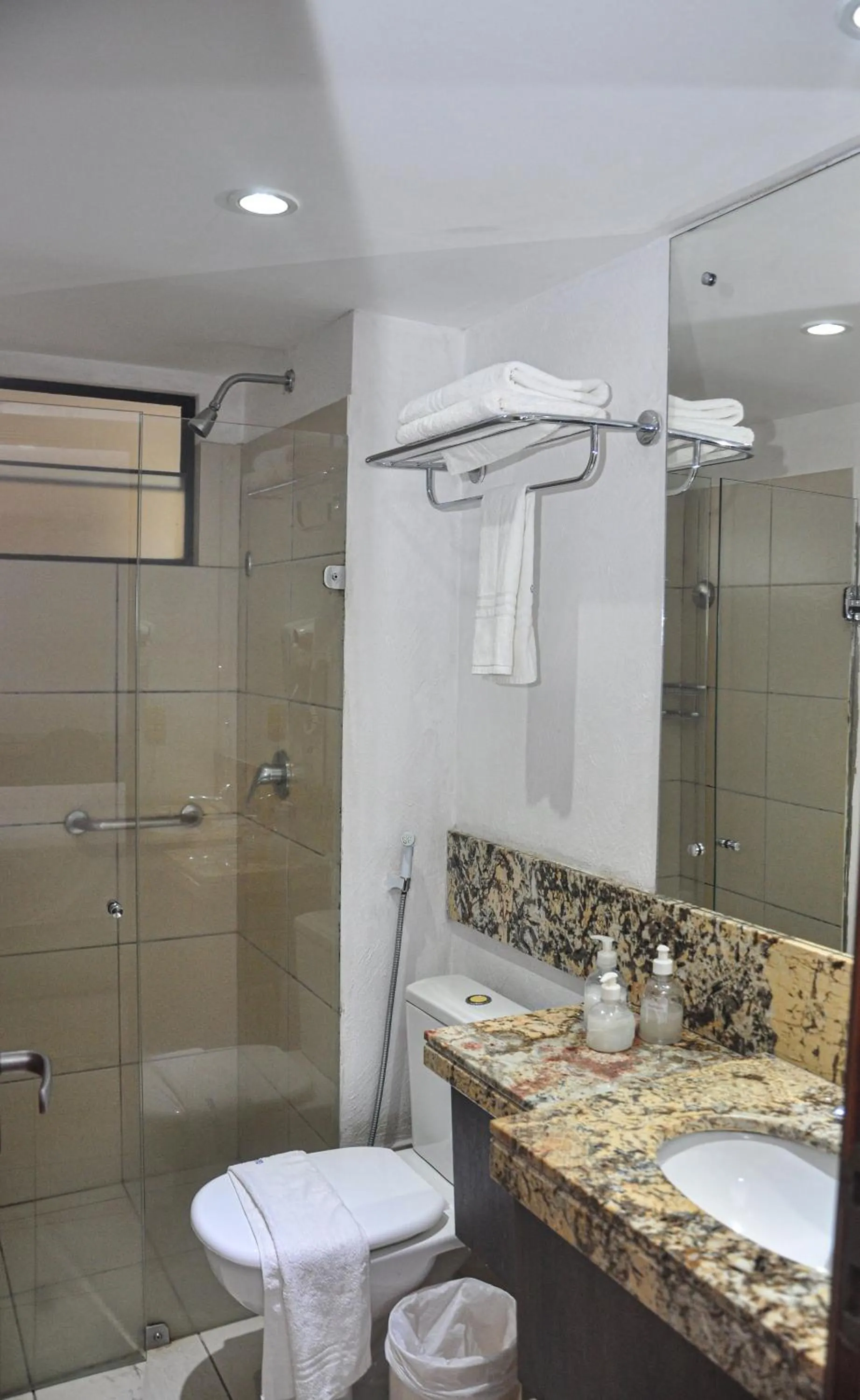 Shower in Natal Plaza requinte, conforto e vista para o mar