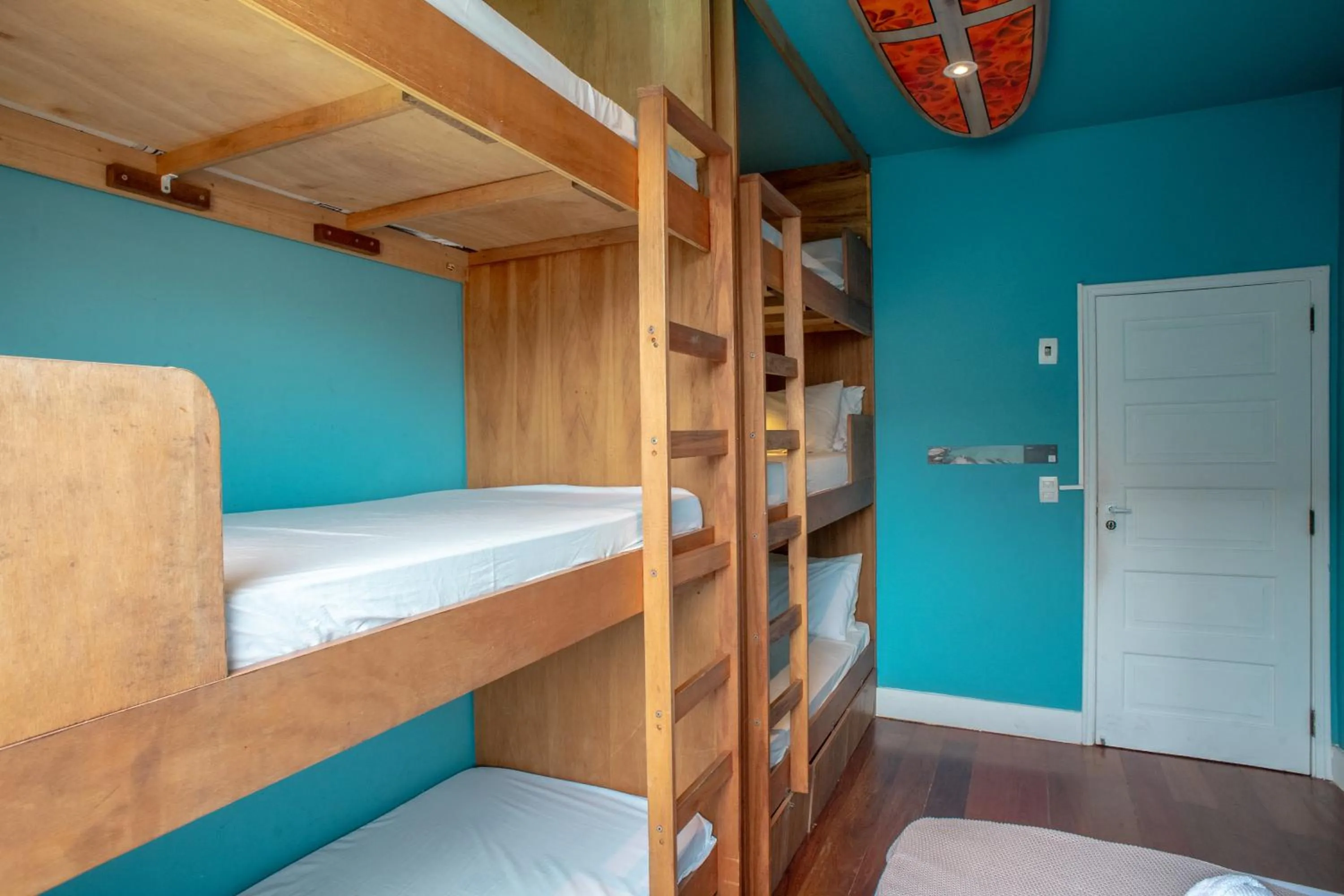 Photo of the whole room, Bed in Longboard Paradise Surf Club