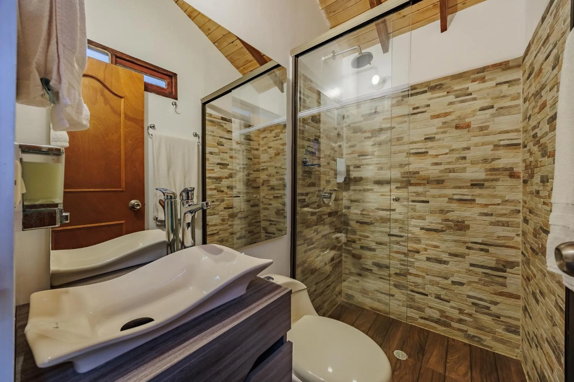 Pietrasanta hotel campestre frente a la represa del Peñol y Guatape