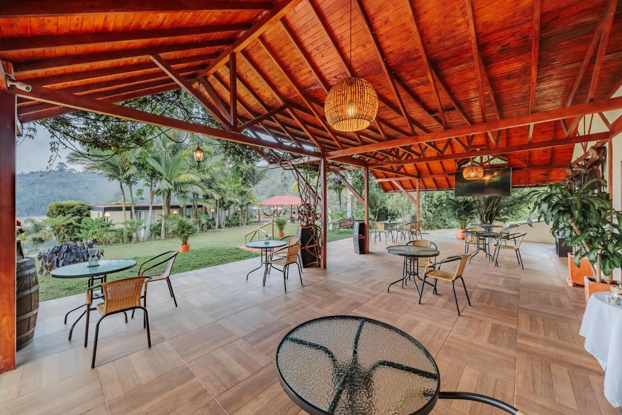 Pietrasanta hotel campestre frente a la represa del Peñol y Guatape