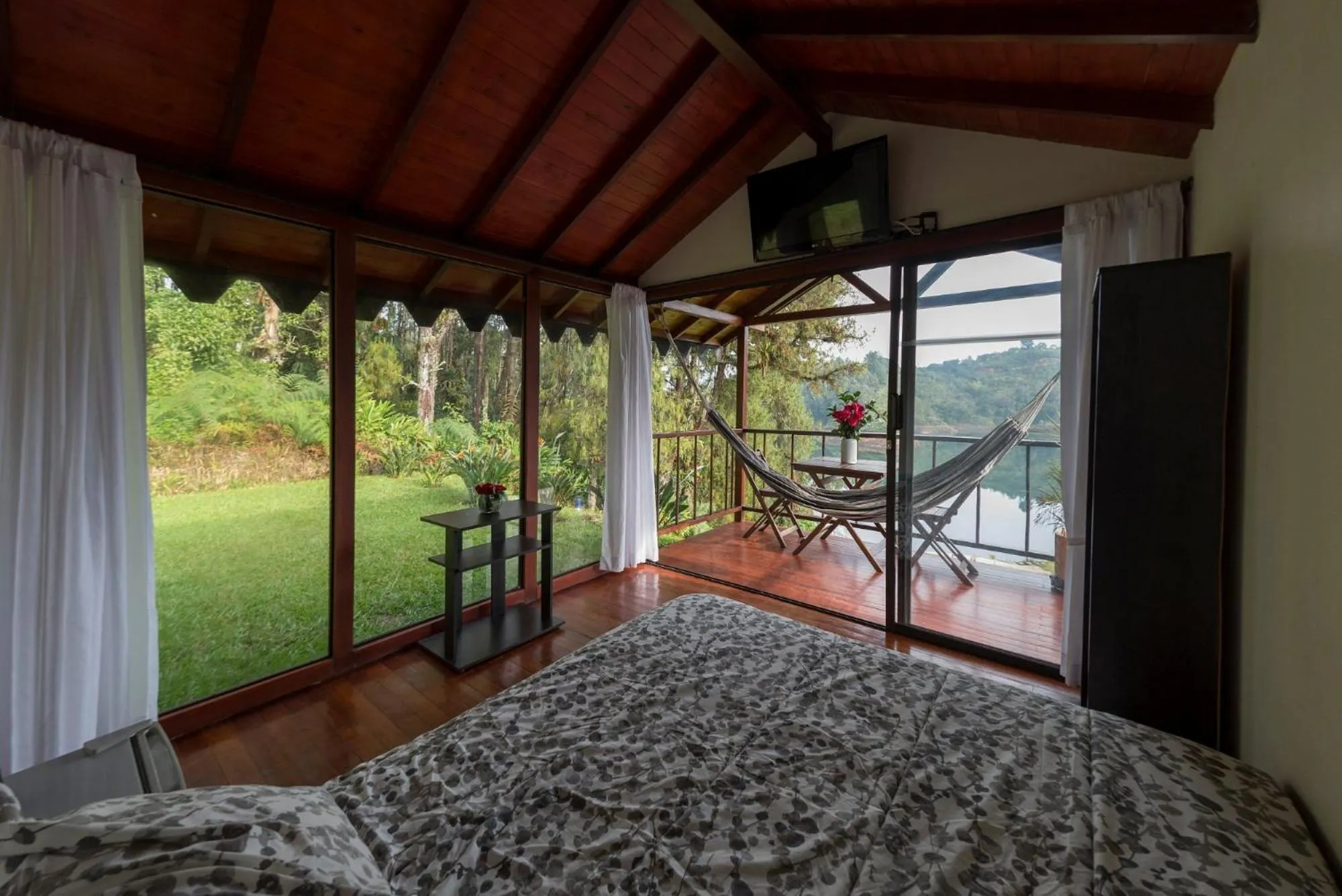 Bed in Pietrasanta hotel campestre frente a la represa del Peñol y Guatape
