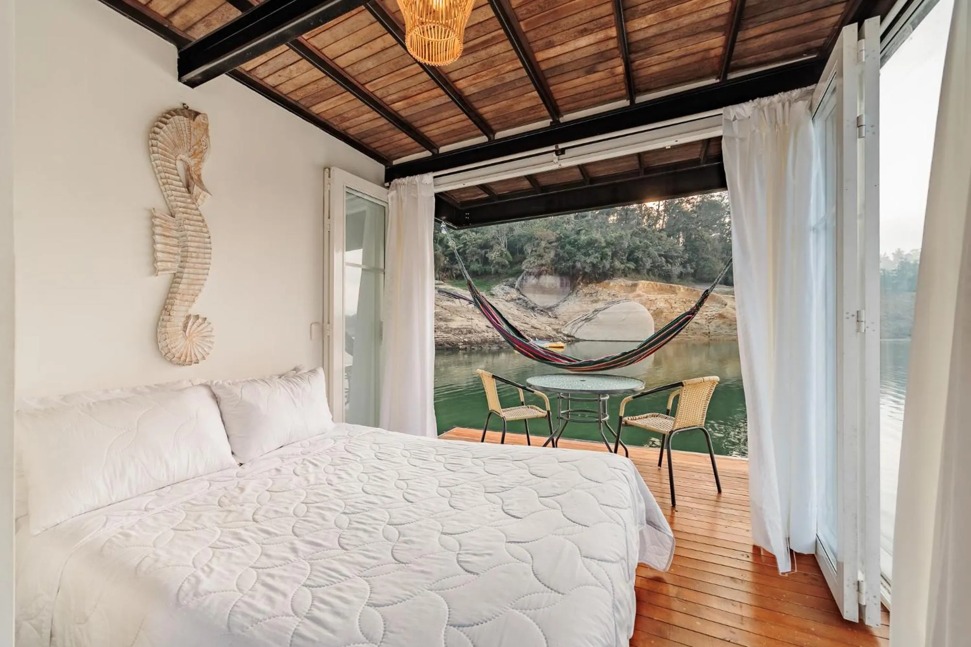 Bed in Pietrasanta hotel campestre frente a la represa del Peñol y Guatape