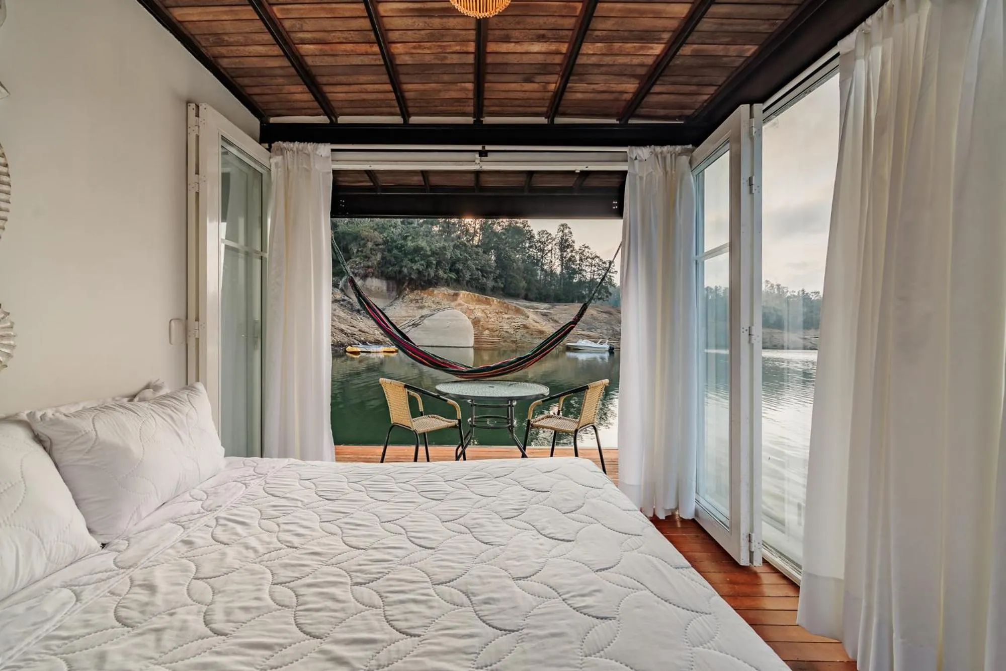 Bed in Pietrasanta hotel campestre frente a la represa del Peñol y Guatape