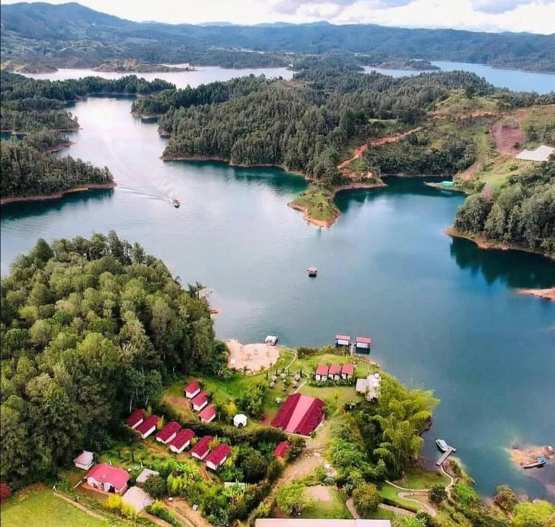 Pietrasanta hotel campestre frente a la represa del Peñol y Guatape