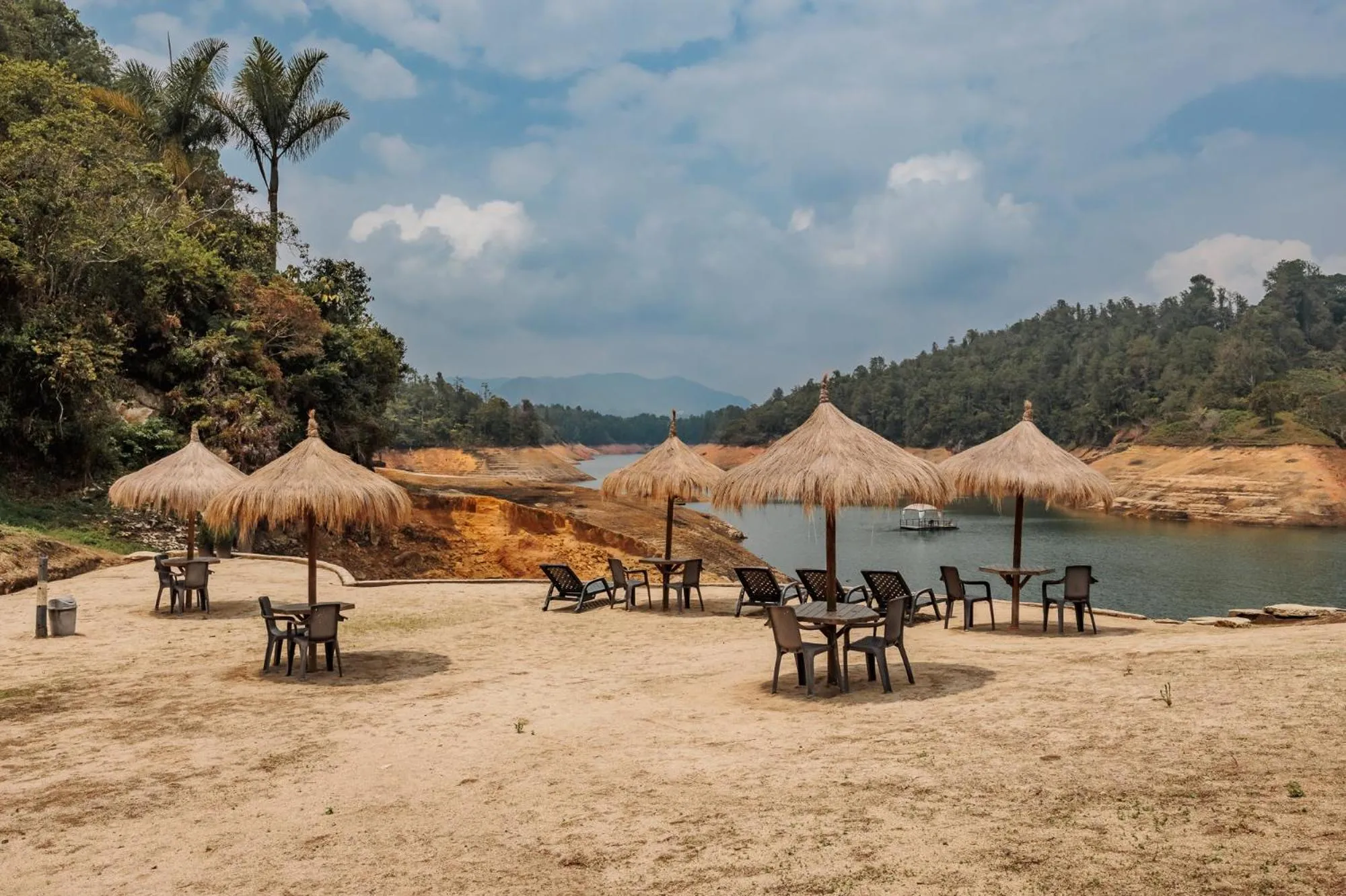 Pietrasanta hotel campestre frente a la represa del Peñol y Guatape