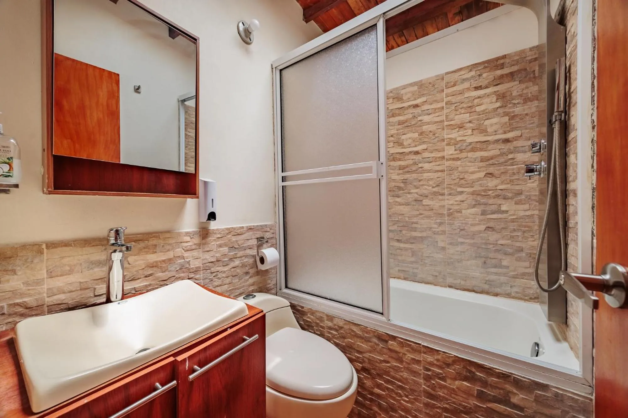 Pietrasanta hotel campestre frente a la represa del Peñol y Guatape