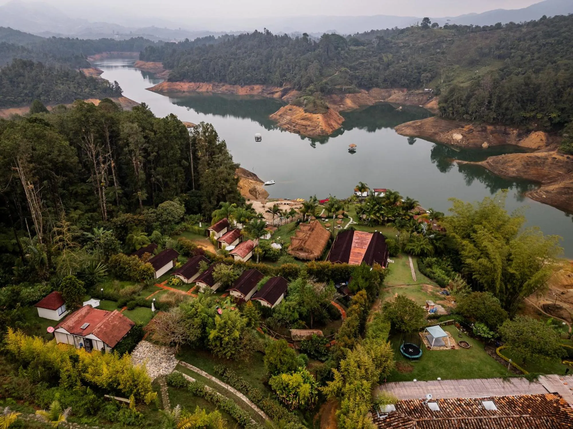 Pietrasanta hotel campestre frente a la represa del Peñol y Guatape