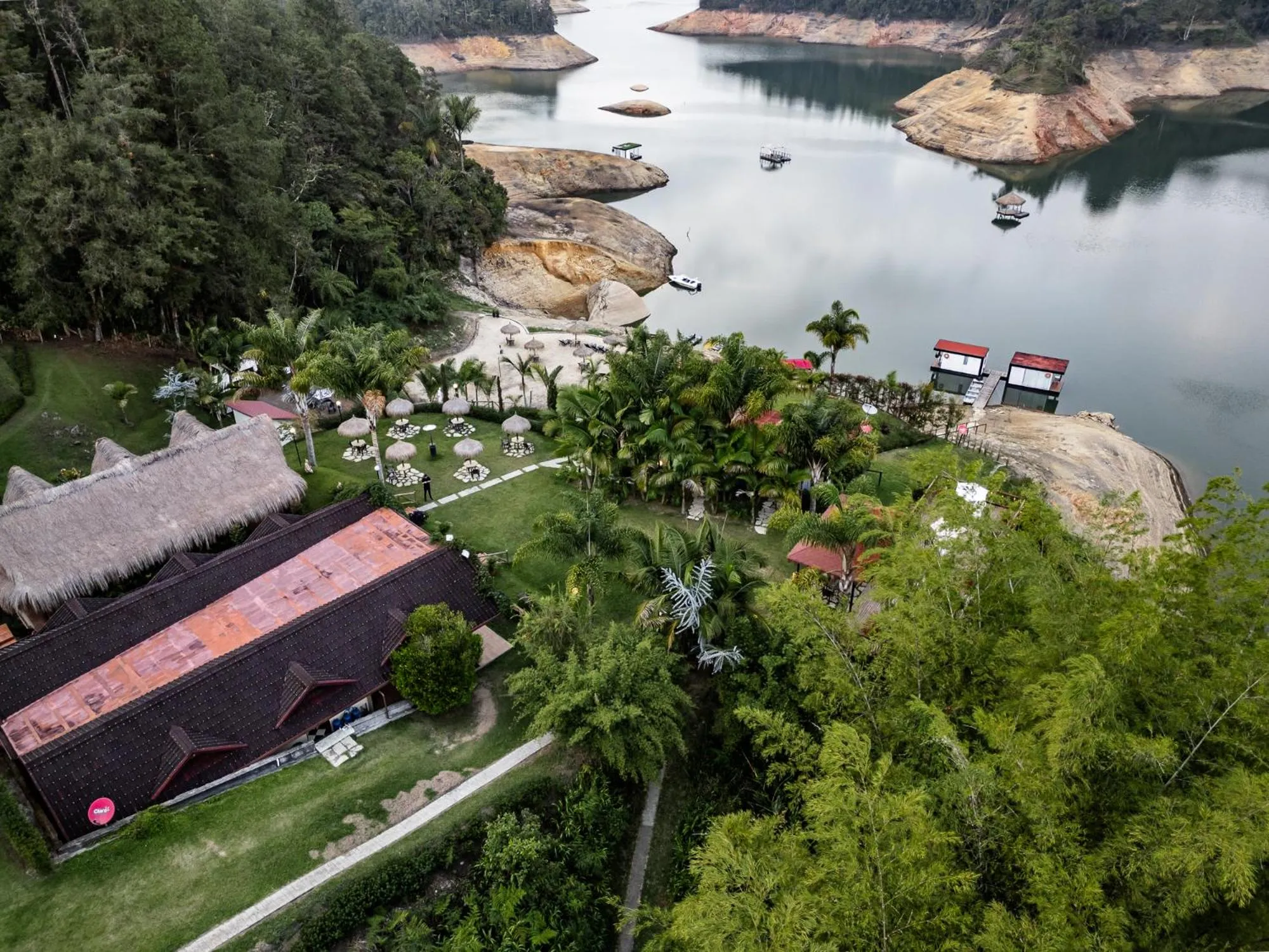 Pietrasanta hotel campestre frente a la represa del Peñol y Guatape