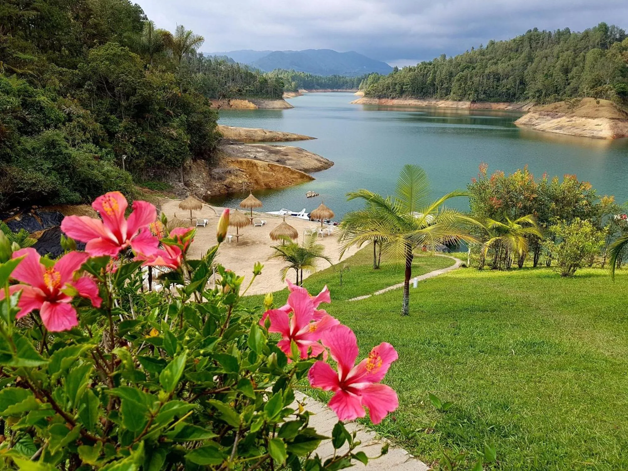Pietrasanta hotel campestre frente a la represa del Peñol y Guatape