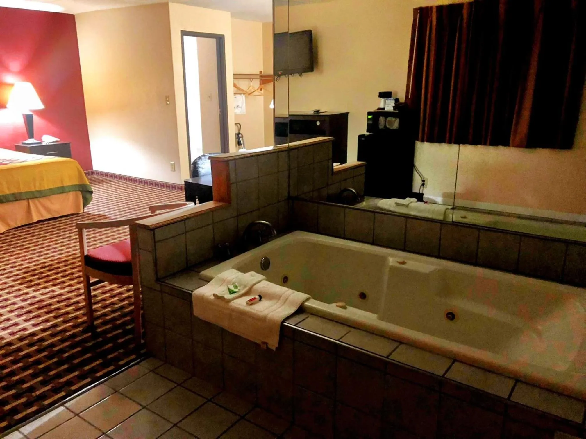 Hot Tub, Bed in Hotel 7 Inn Vienna