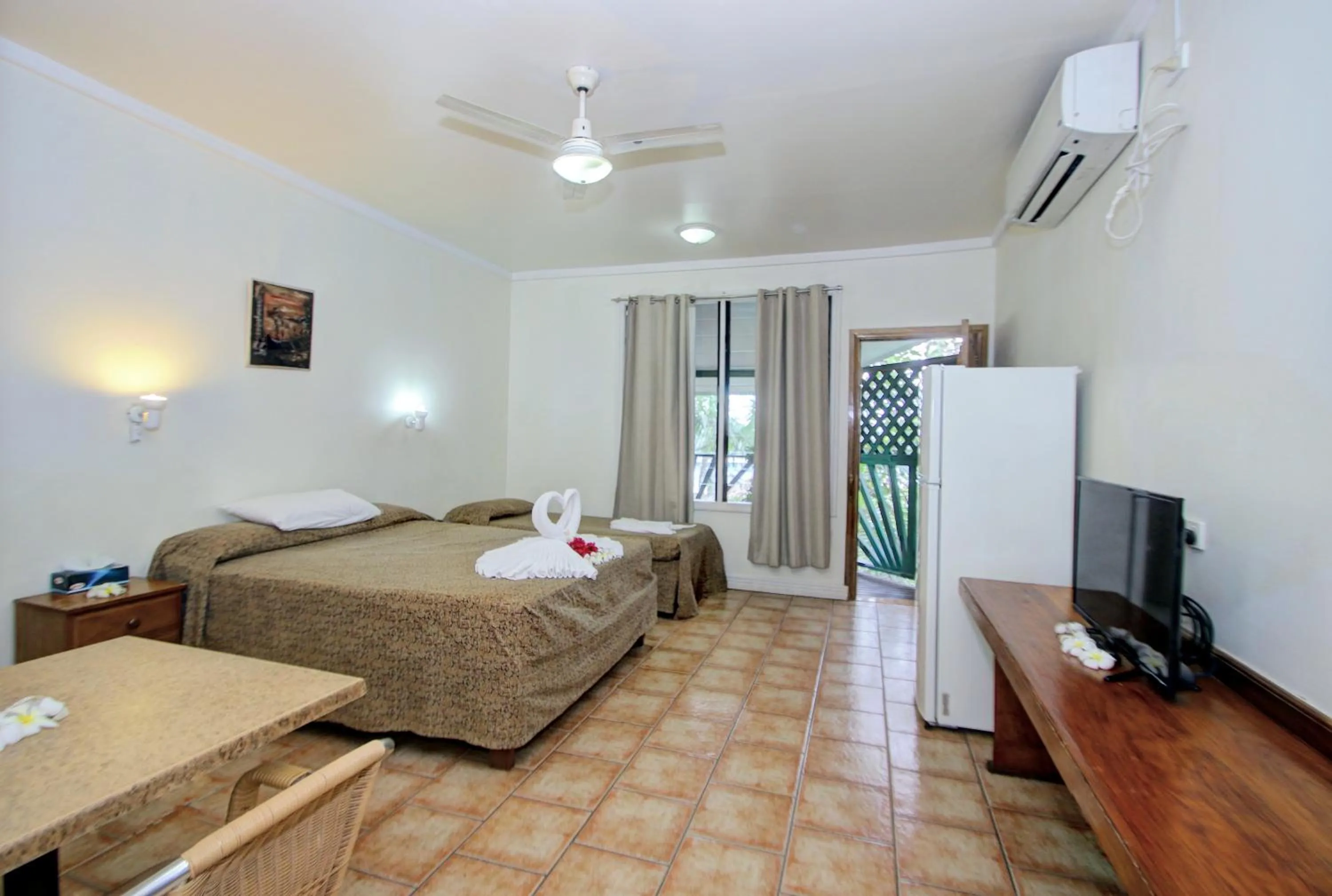 Pool view, Bed in King Solomon Hotel