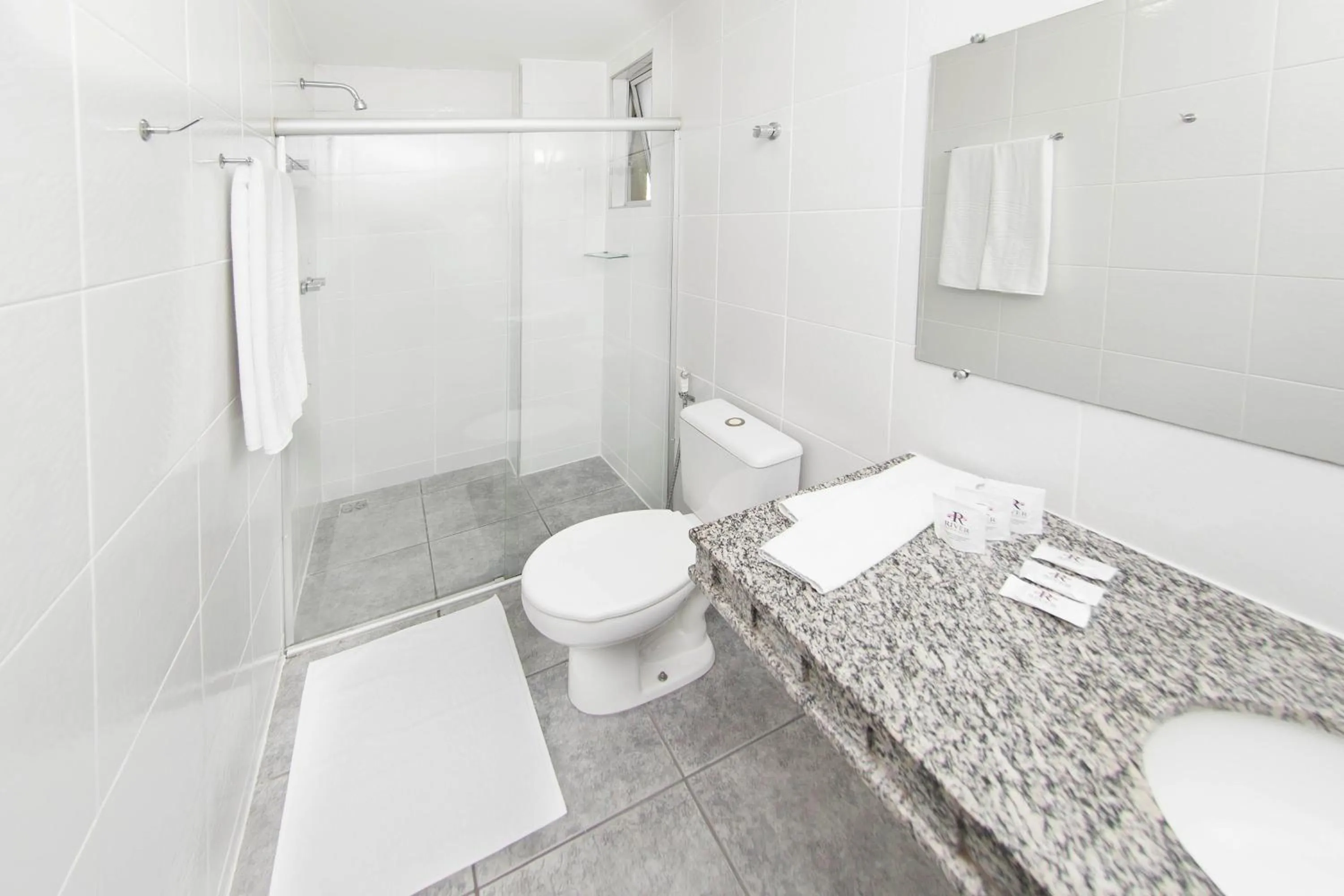 Shower in River Palace Hotel