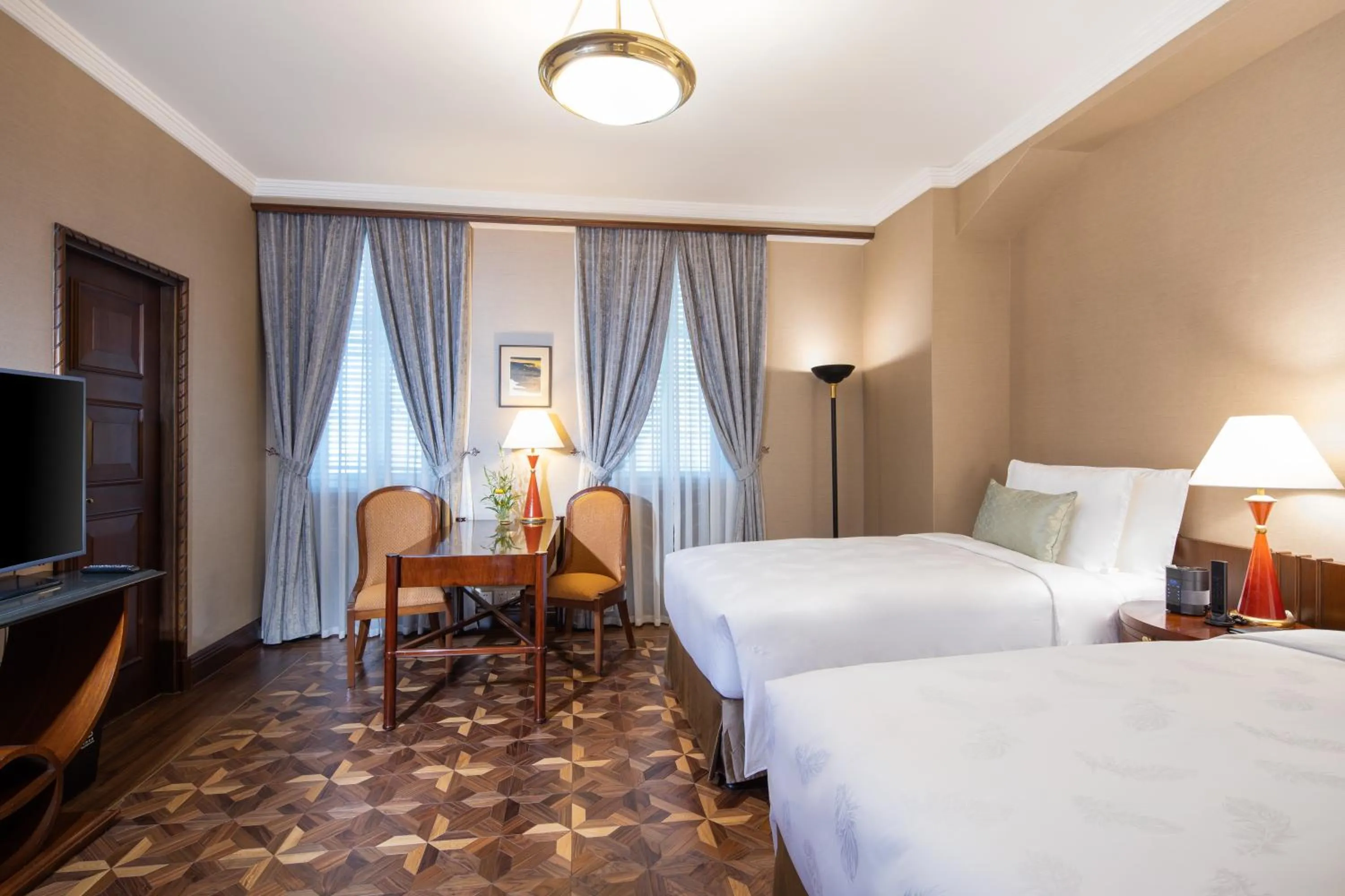 Bed in Jin Jiang Hotel Shanghai - historical hotel in the city-center of Huaihai shopping area and convenient access to metro lines