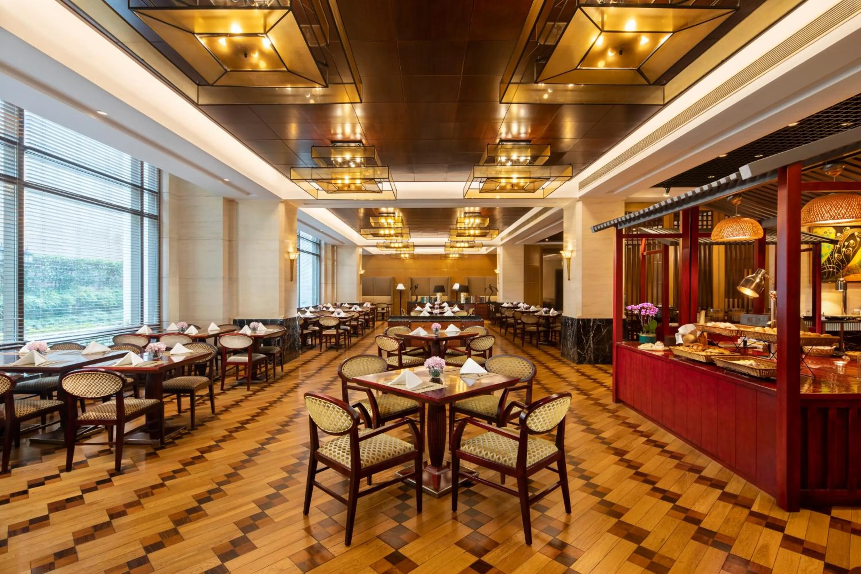 Restaurant/places to eat in Jin Jiang Hotel Shanghai - historical hotel in the city-center of Huaihai shopping area and convenient access to metro lines
