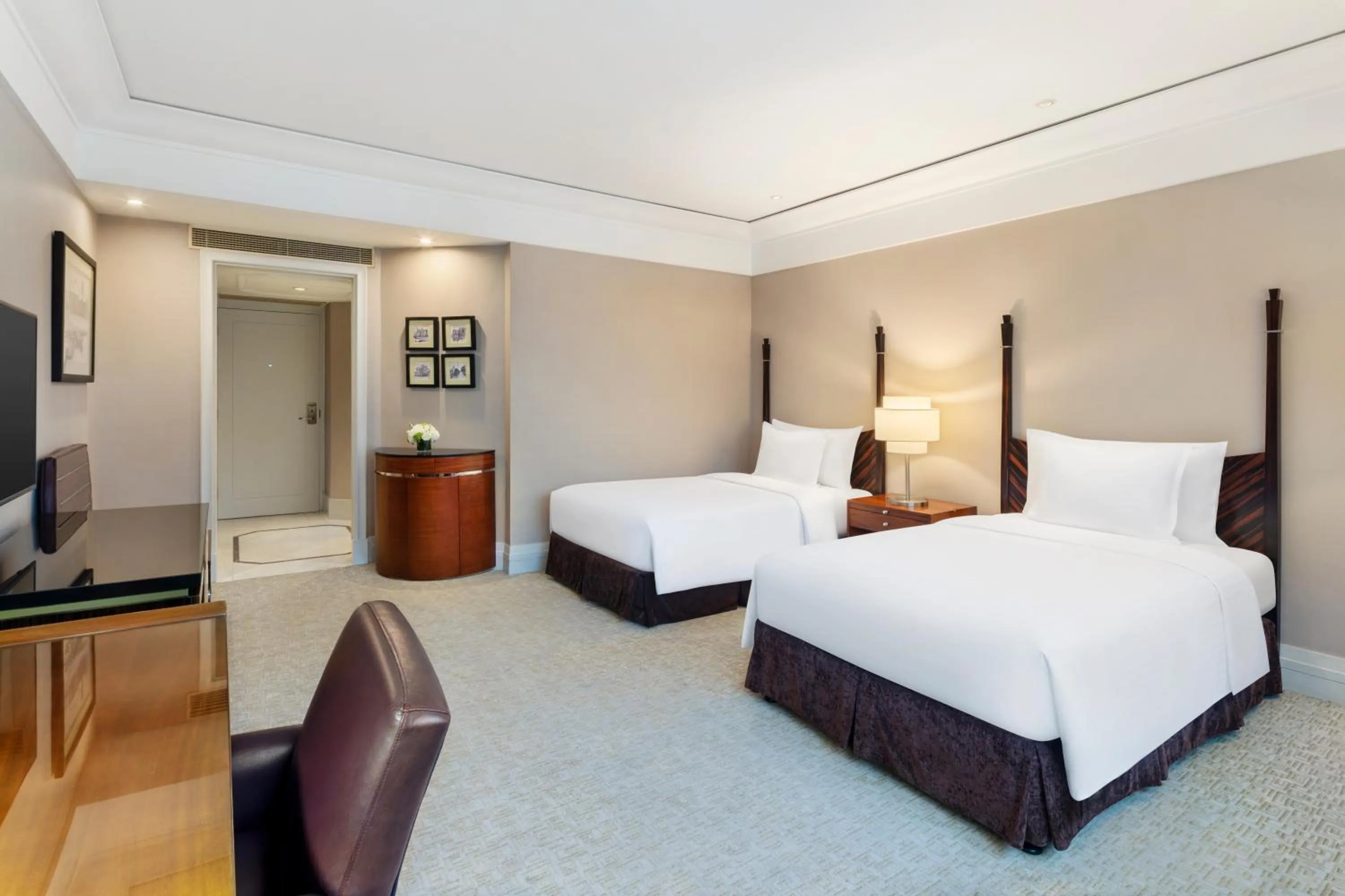 Bedroom, Bed in Jin Jiang Hotel Shanghai - historical hotel in the city-center of Huaihai shopping area and convenient access to metro lines