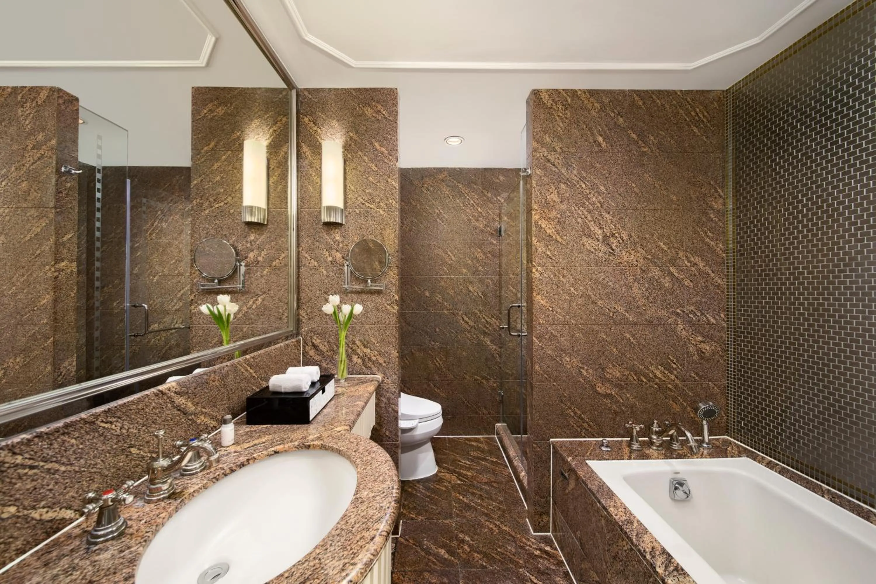 Toilet in Jin Jiang Hotel Shanghai - historical hotel in the city-center of Huaihai shopping area and convenient access to metro lines