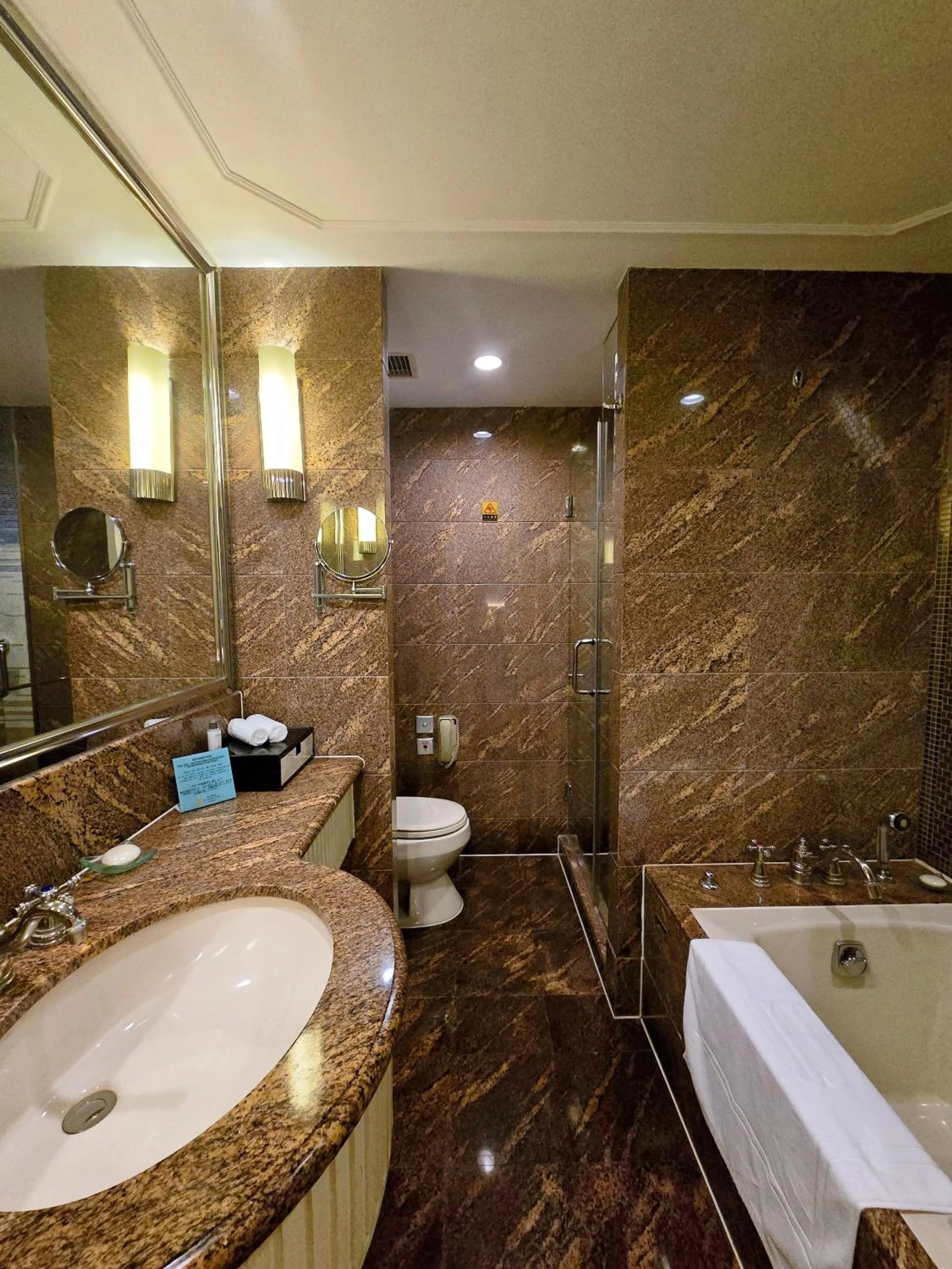 Toilet in Jin Jiang Hotel Shanghai - historical hotel in the city-center of Huaihai shopping area and convenient access to metro lines