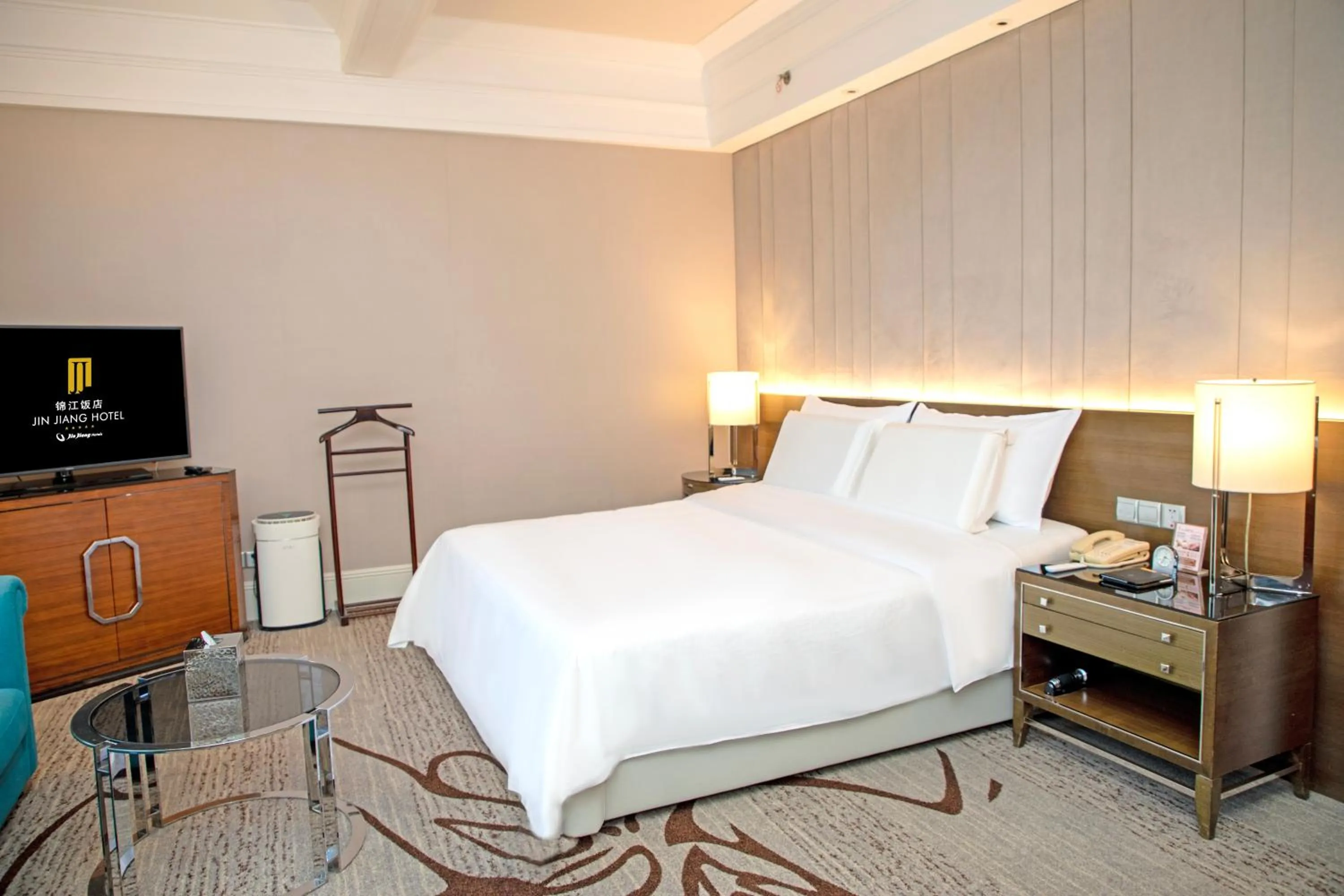 Photo of the whole room, Bed in Jin Jiang Hotel Shanghai - historical hotel in the city-center of Huaihai shopping area and convenient access to metro lines
