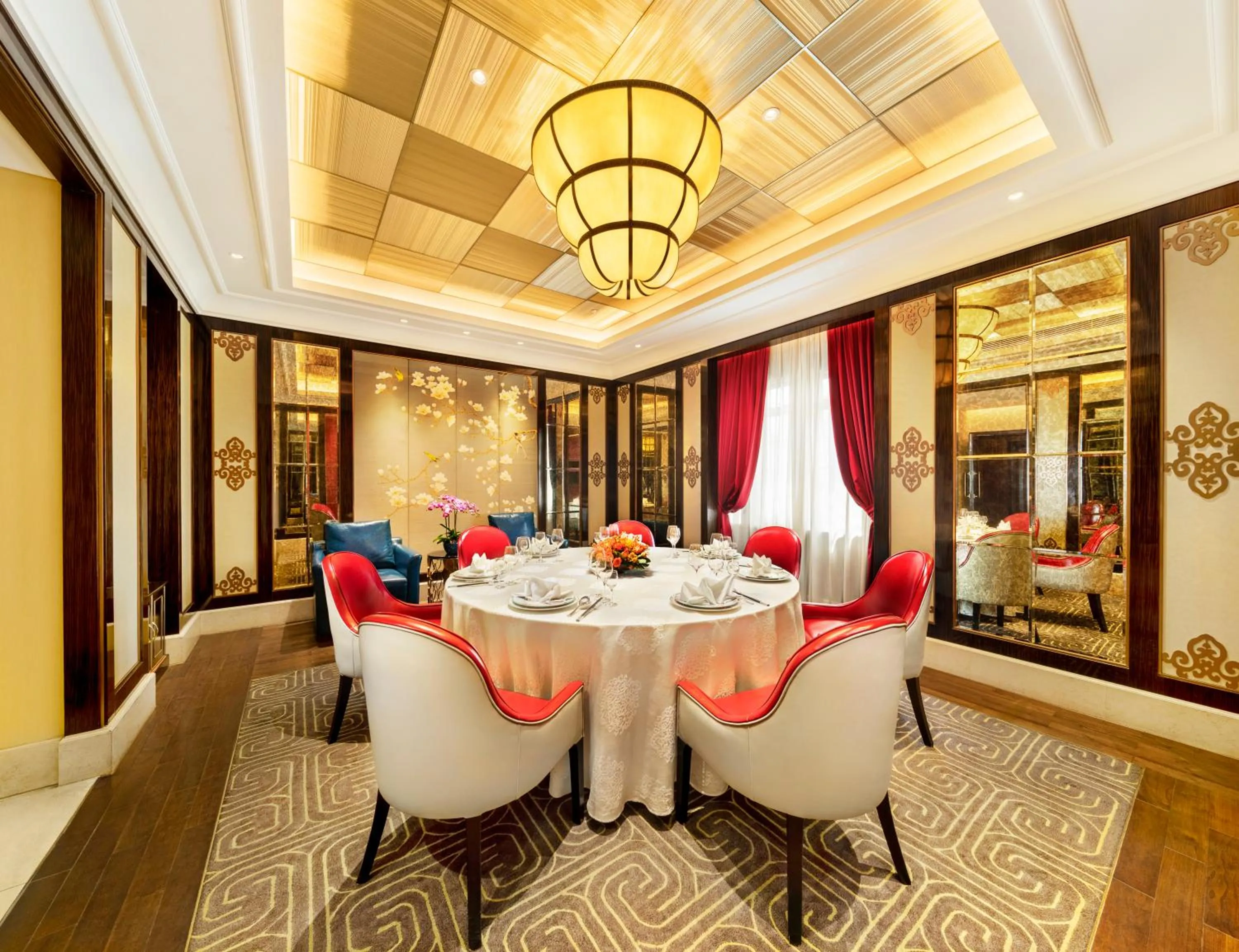 Restaurant/places to eat in Jin Jiang Hotel Shanghai - historical hotel in the city-center of Huaihai shopping area and convenient access to metro lines