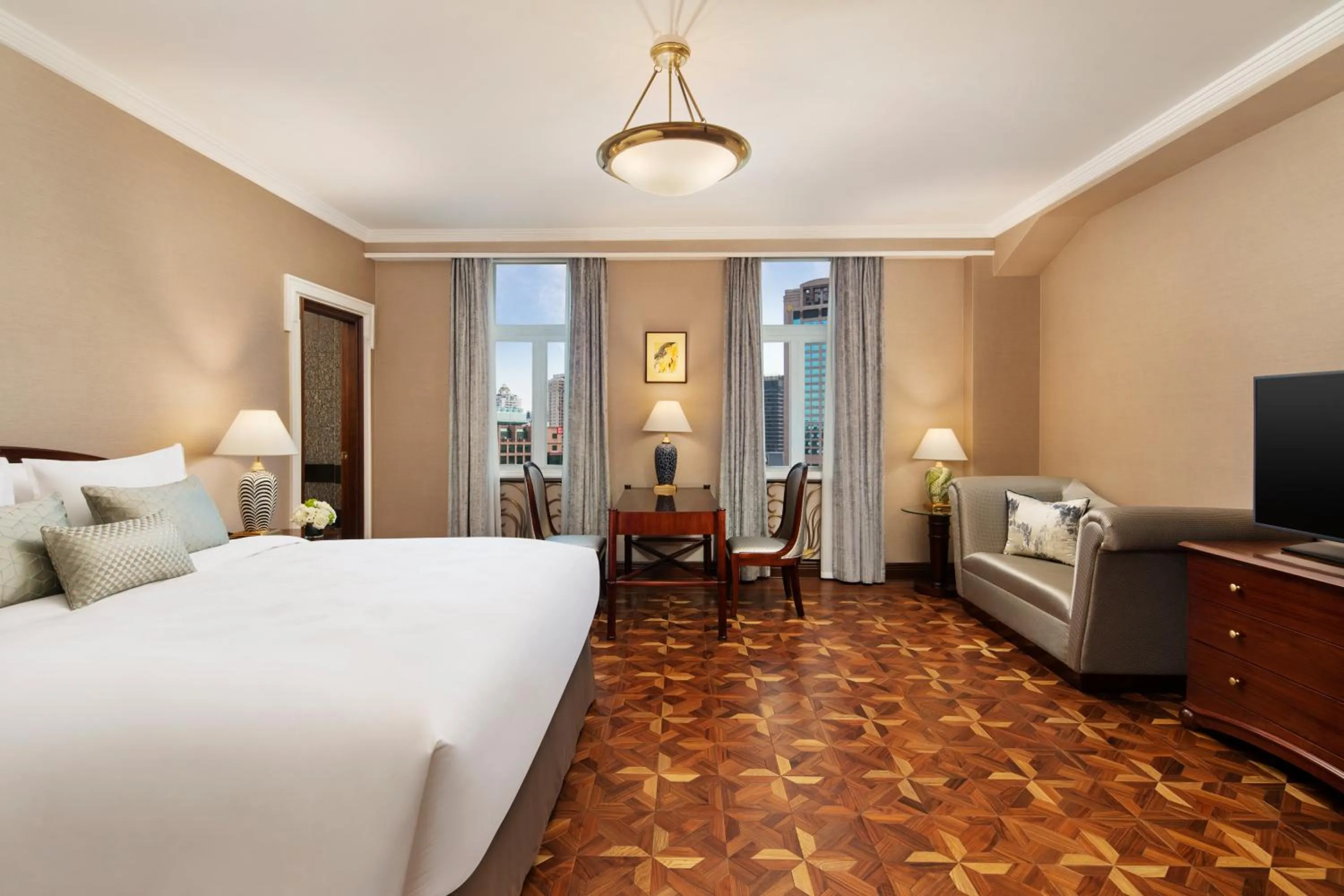 Bed in Jin Jiang Hotel Shanghai - historical hotel in the city-center of Huaihai shopping area and convenient access to metro lines