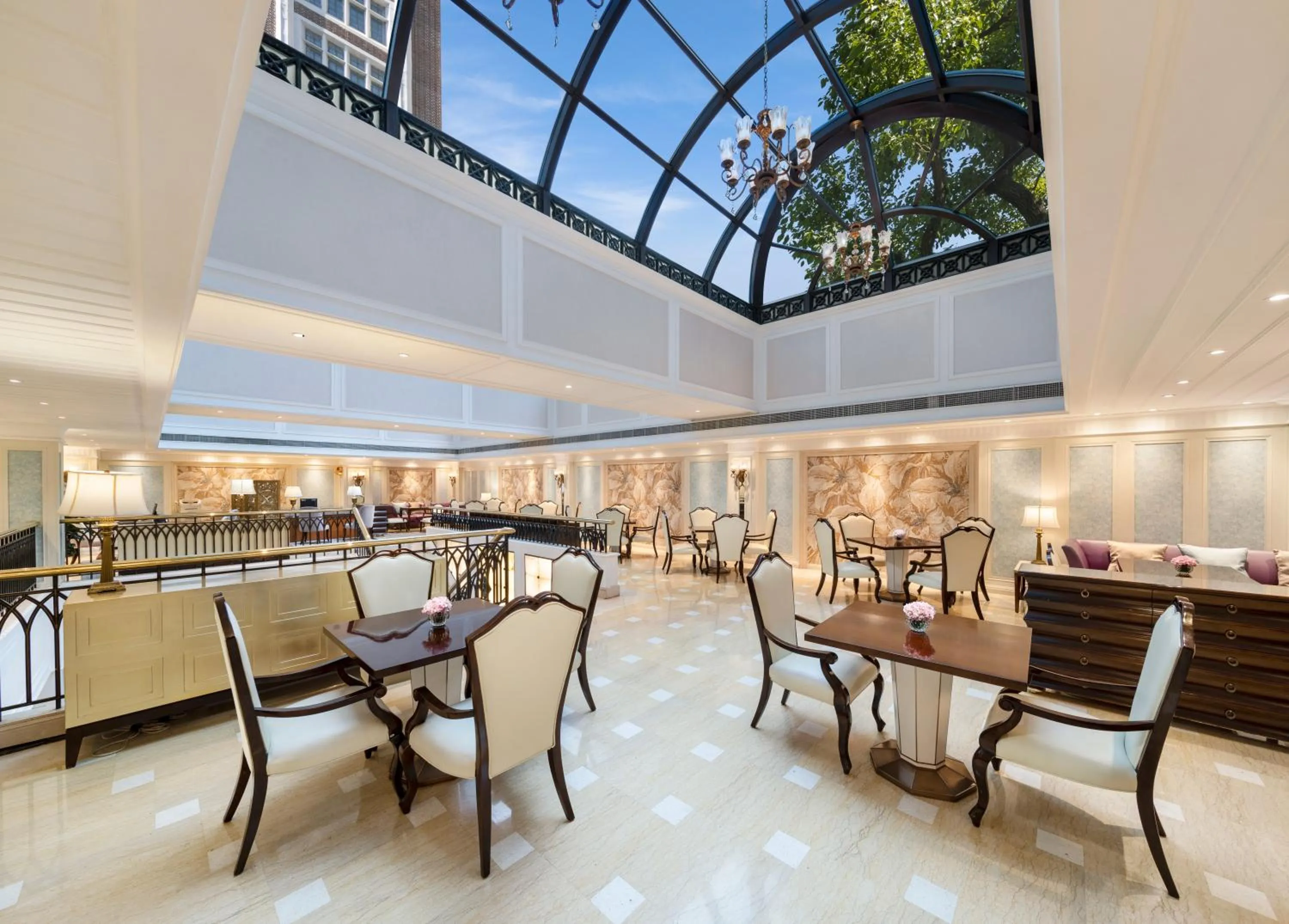 Restaurant/places to eat in Jin Jiang Hotel Shanghai - historical hotel in the city-center of Huaihai shopping area and convenient access to metro lines