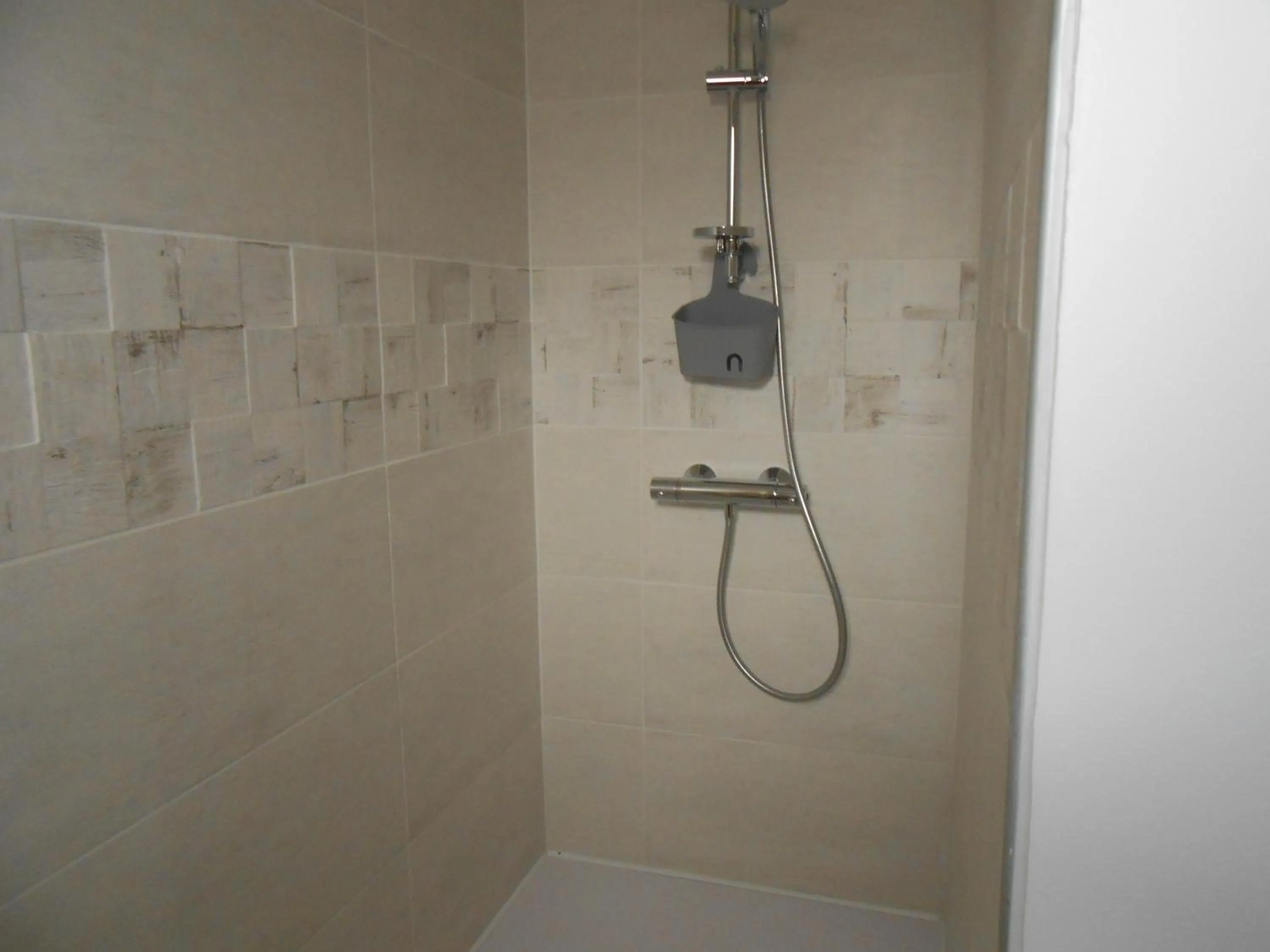 Shower in chambre hôte avec piscine - La Vialatte