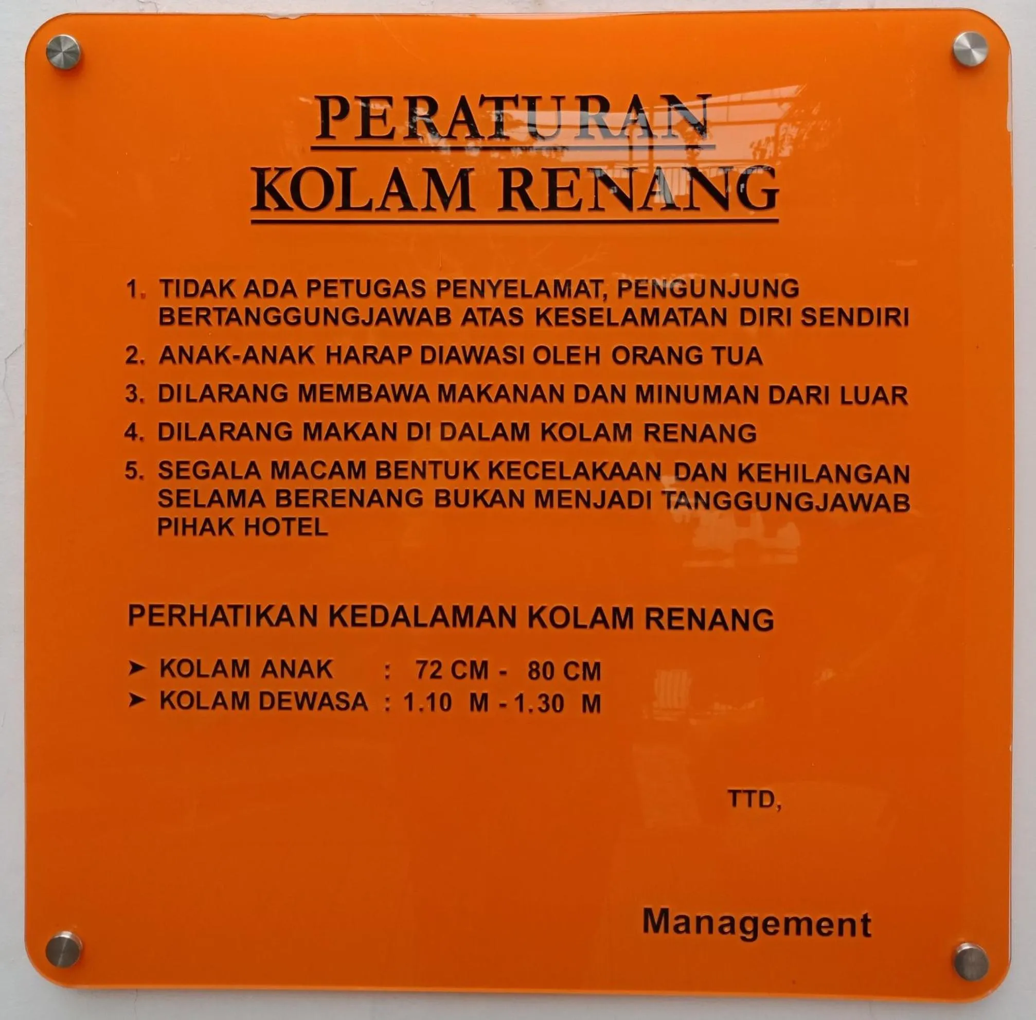 Swimming pool in Oxville Hotel