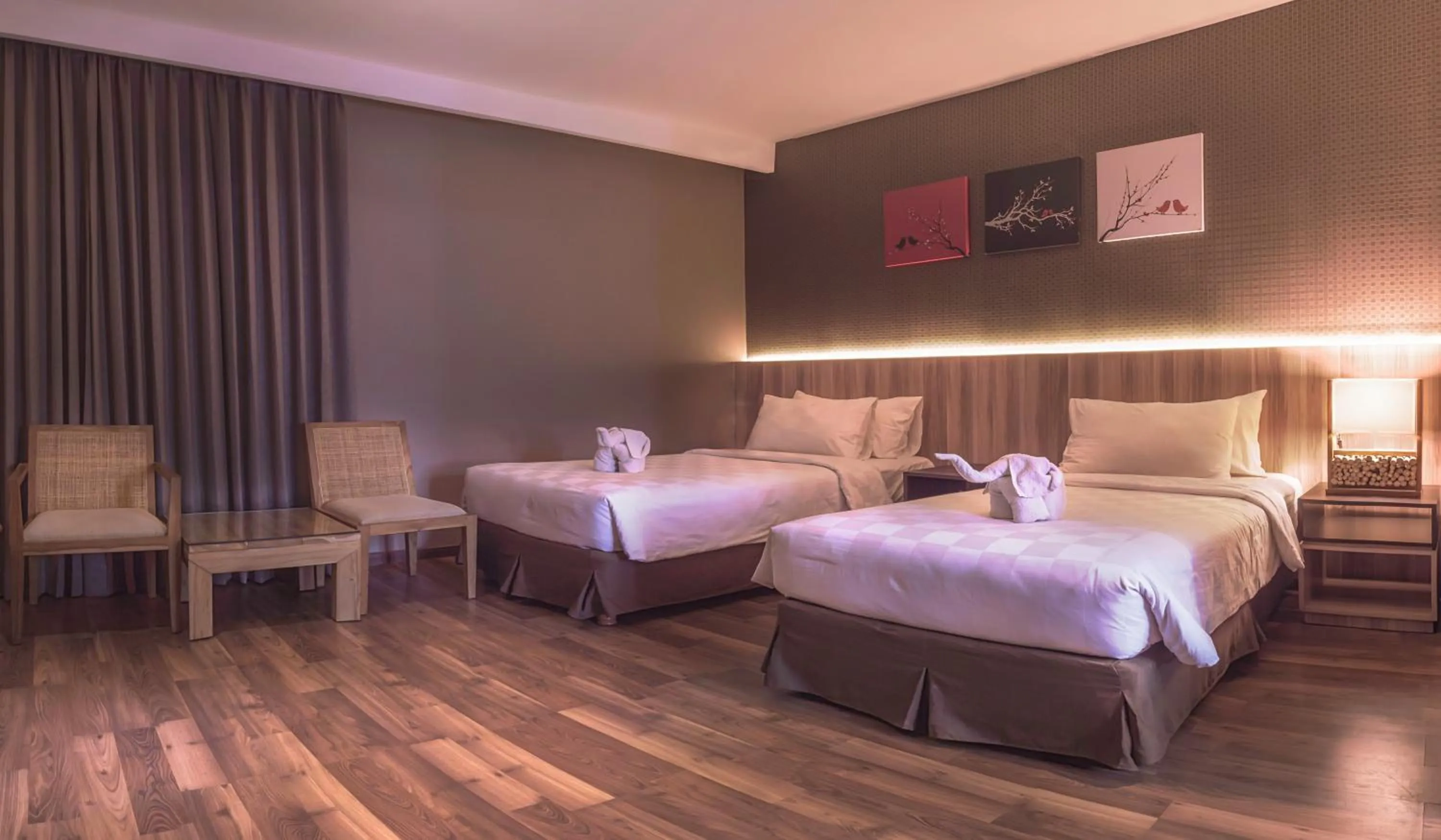 Photo of the whole room, Bed in Oxville Hotel