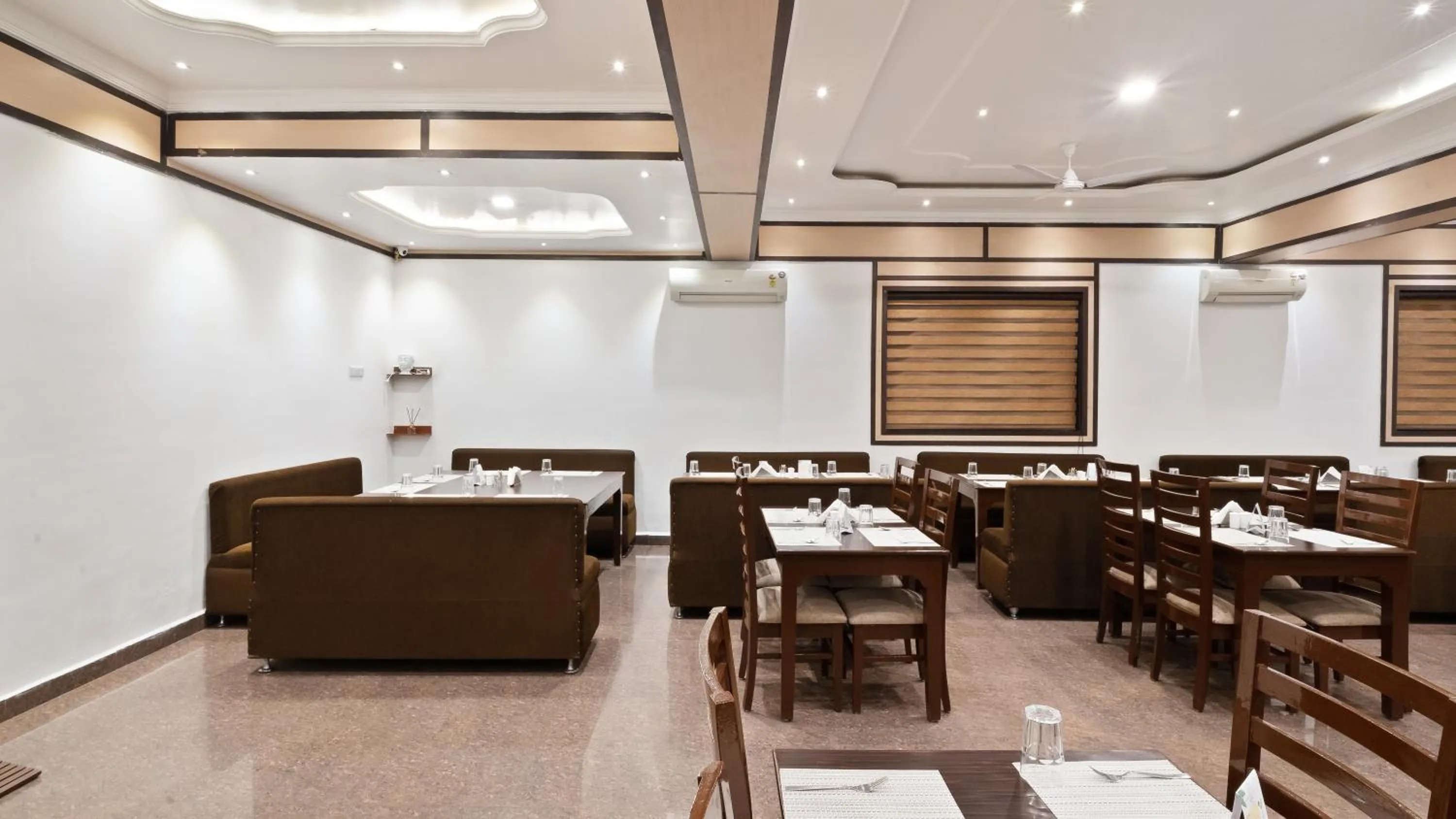 Restaurant/places to eat in Niranjana Hotel Bodhgaya