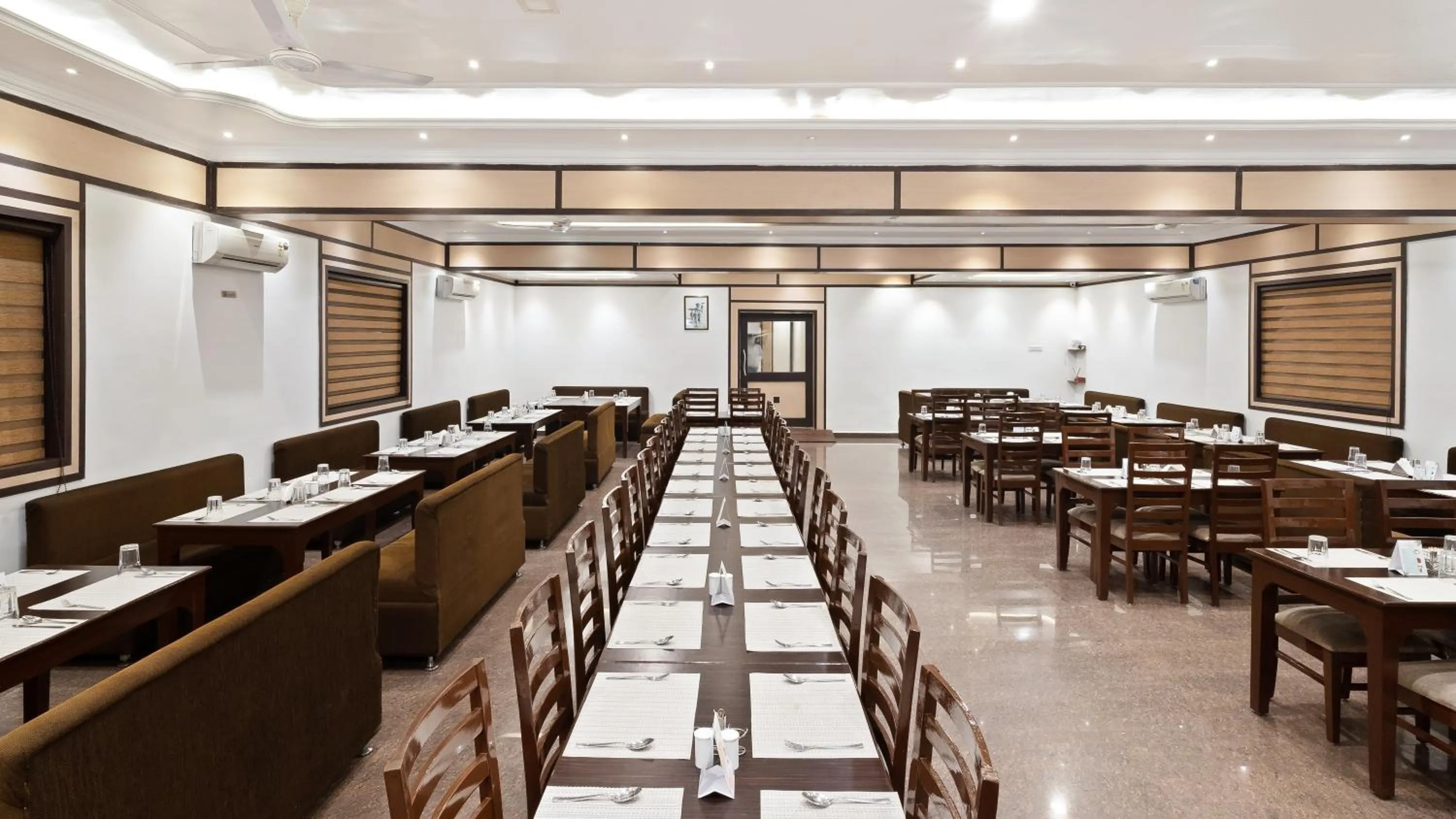 Restaurant/places to eat in Niranjana Hotel Bodhgaya