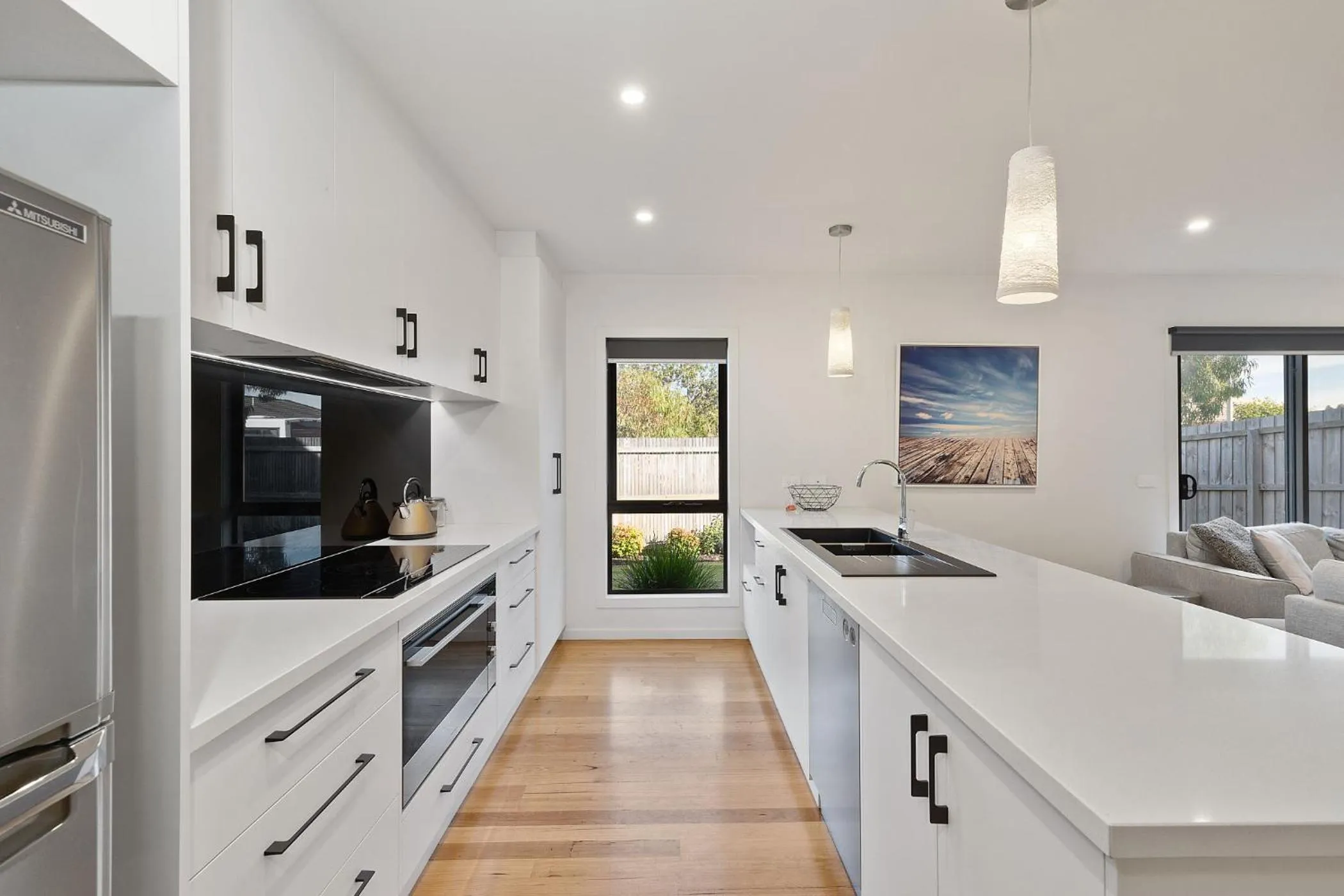 Kitchen or kitchenette in TORQUAY Relax and Unwind Beach 300m Table Tennis