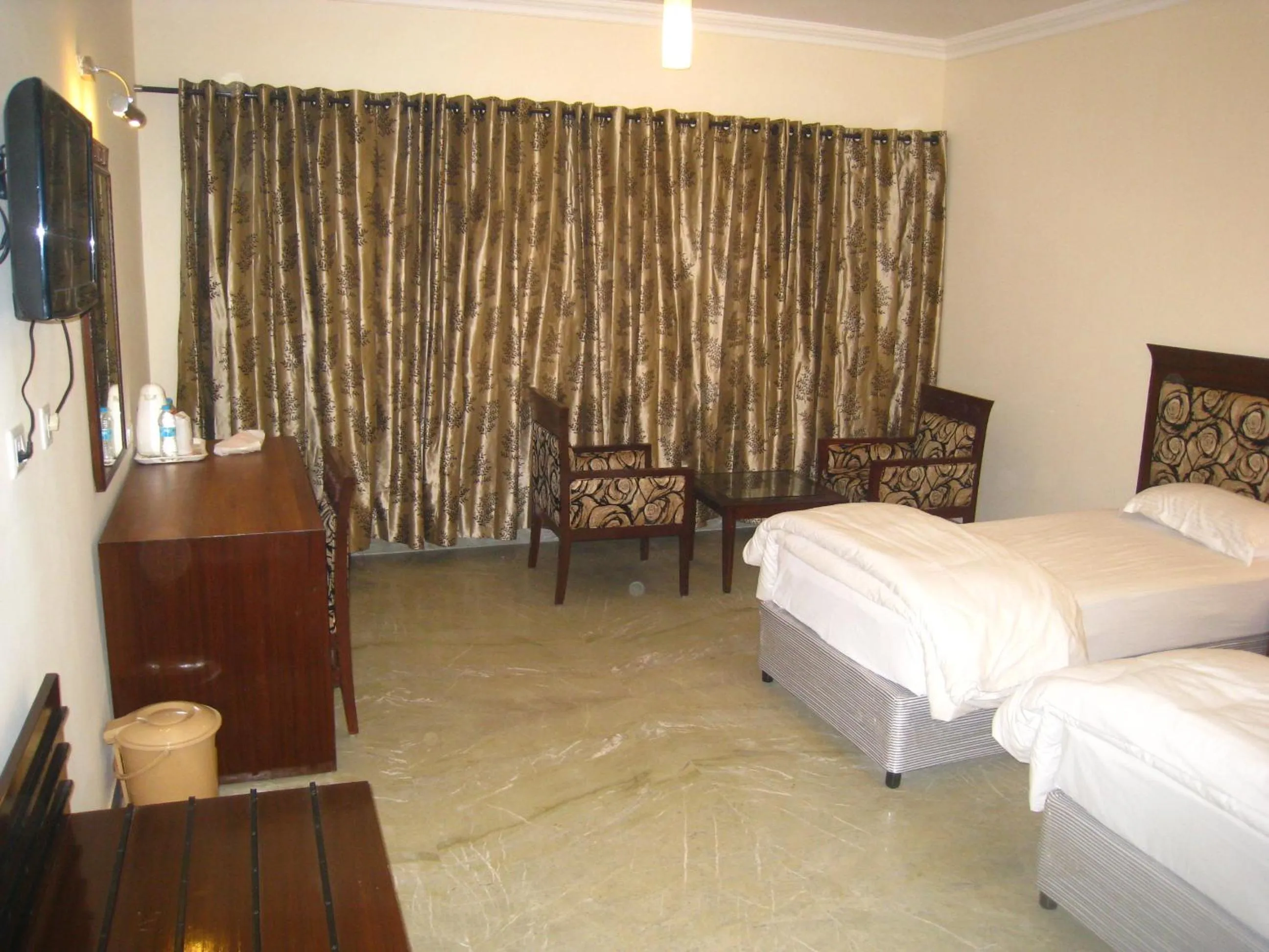 Toilet, Bed in Hotel Taj Darbar