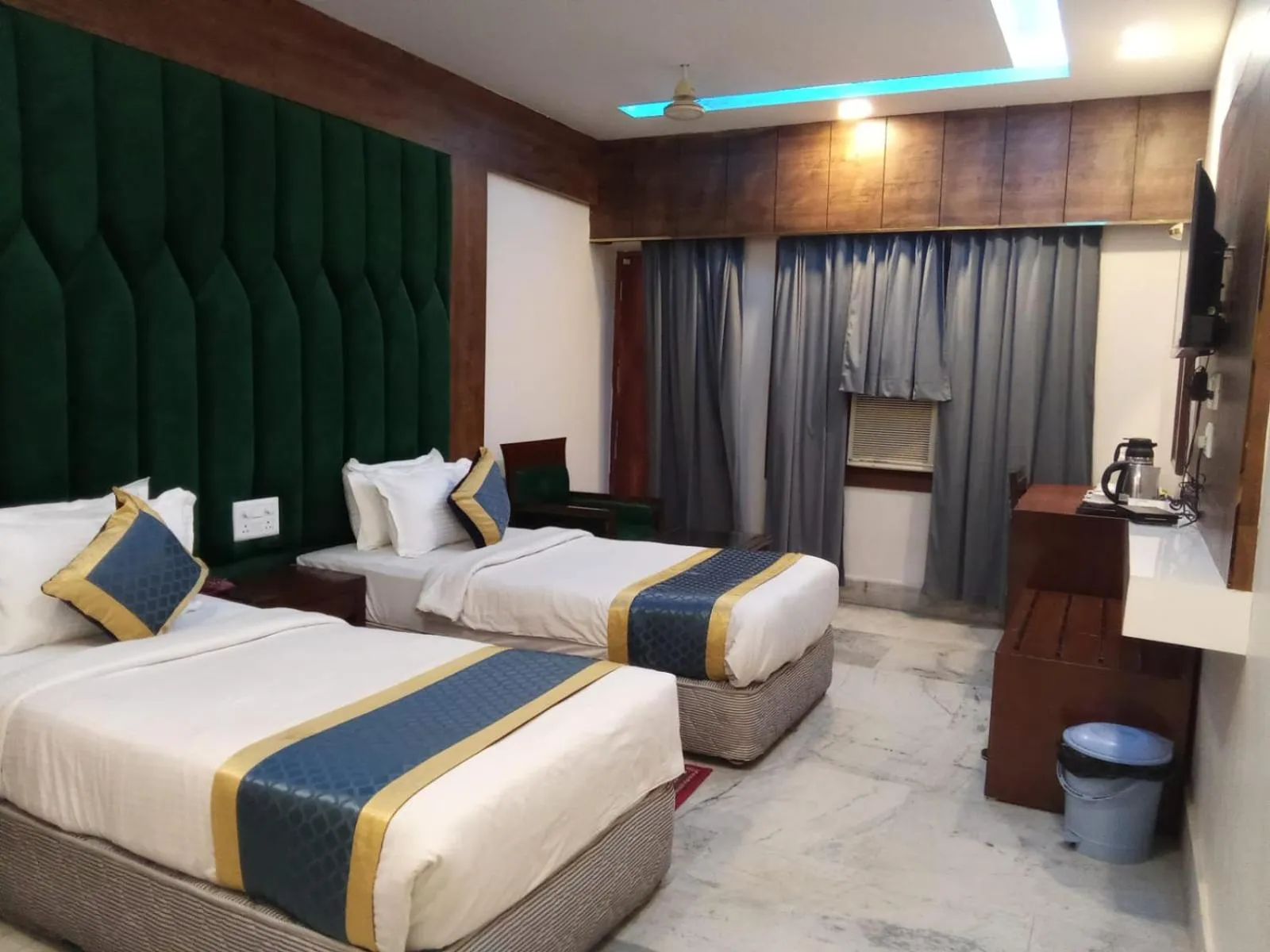 Bed in Hotel Taj Darbar