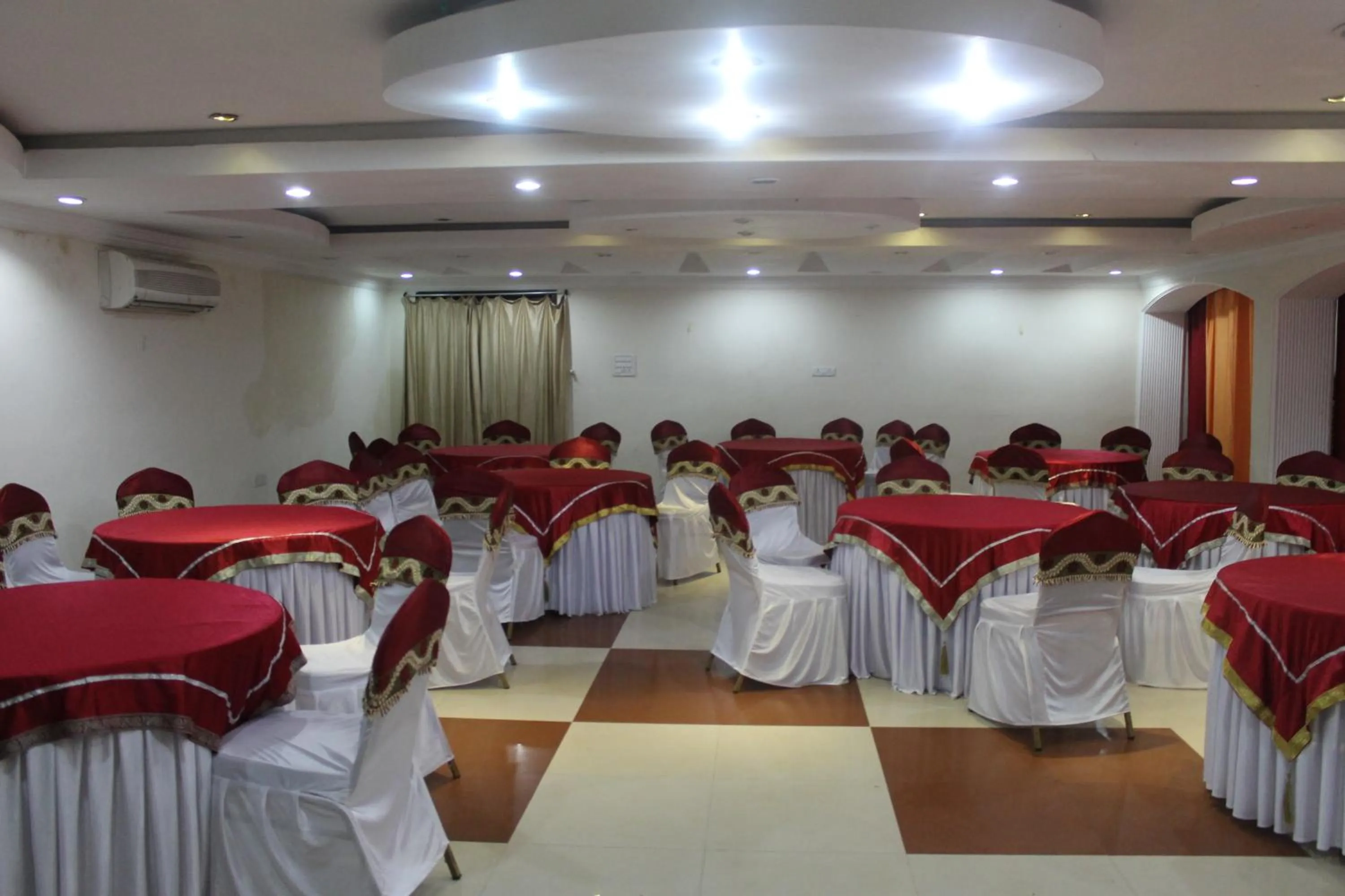 Restaurant/places to eat in Hotel Taj Darbar