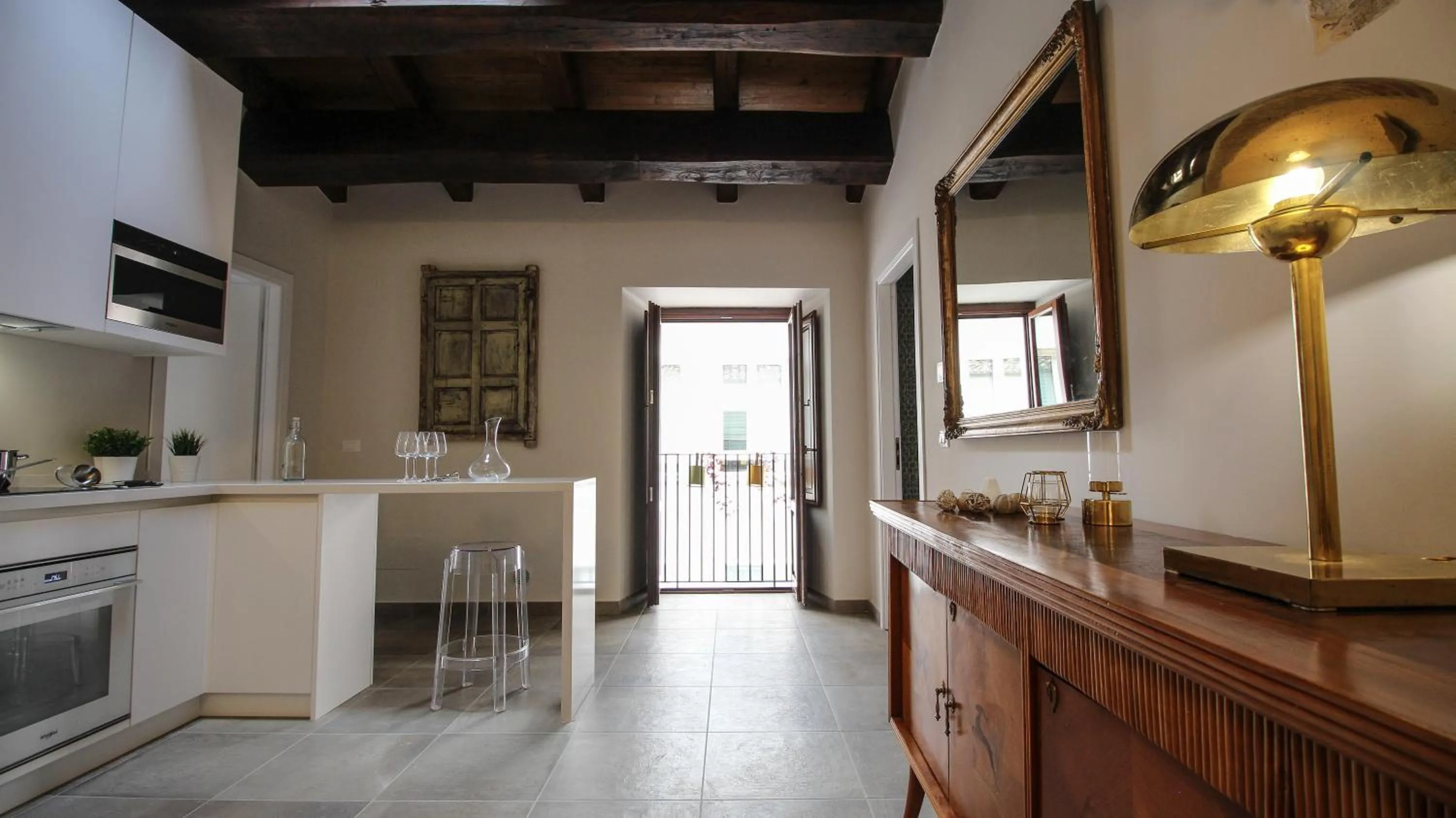 Communal lounge/ TV room in Nel Cuore dell'Aquila BnB