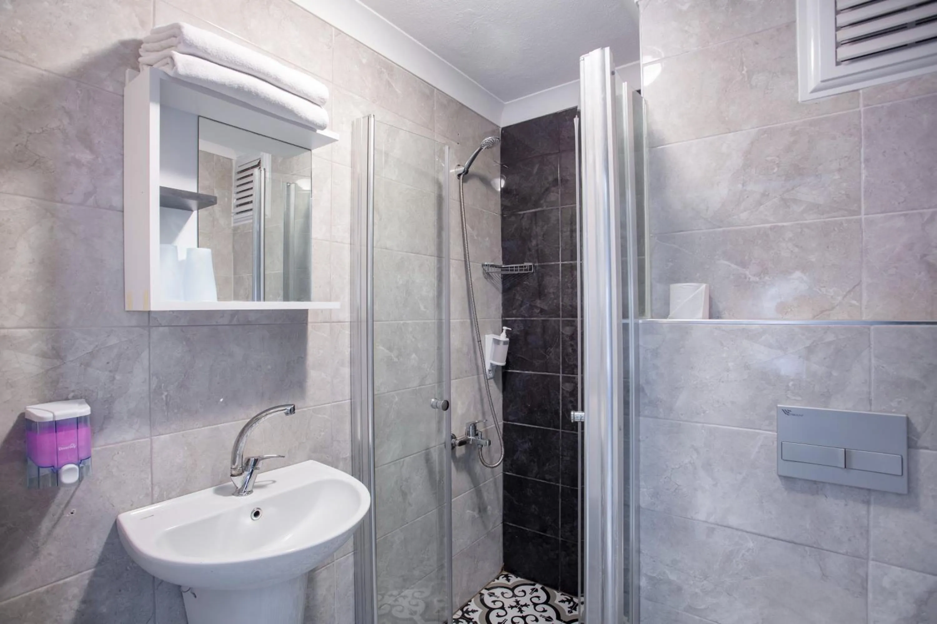 Shower in Aslan Sand & City Hotel