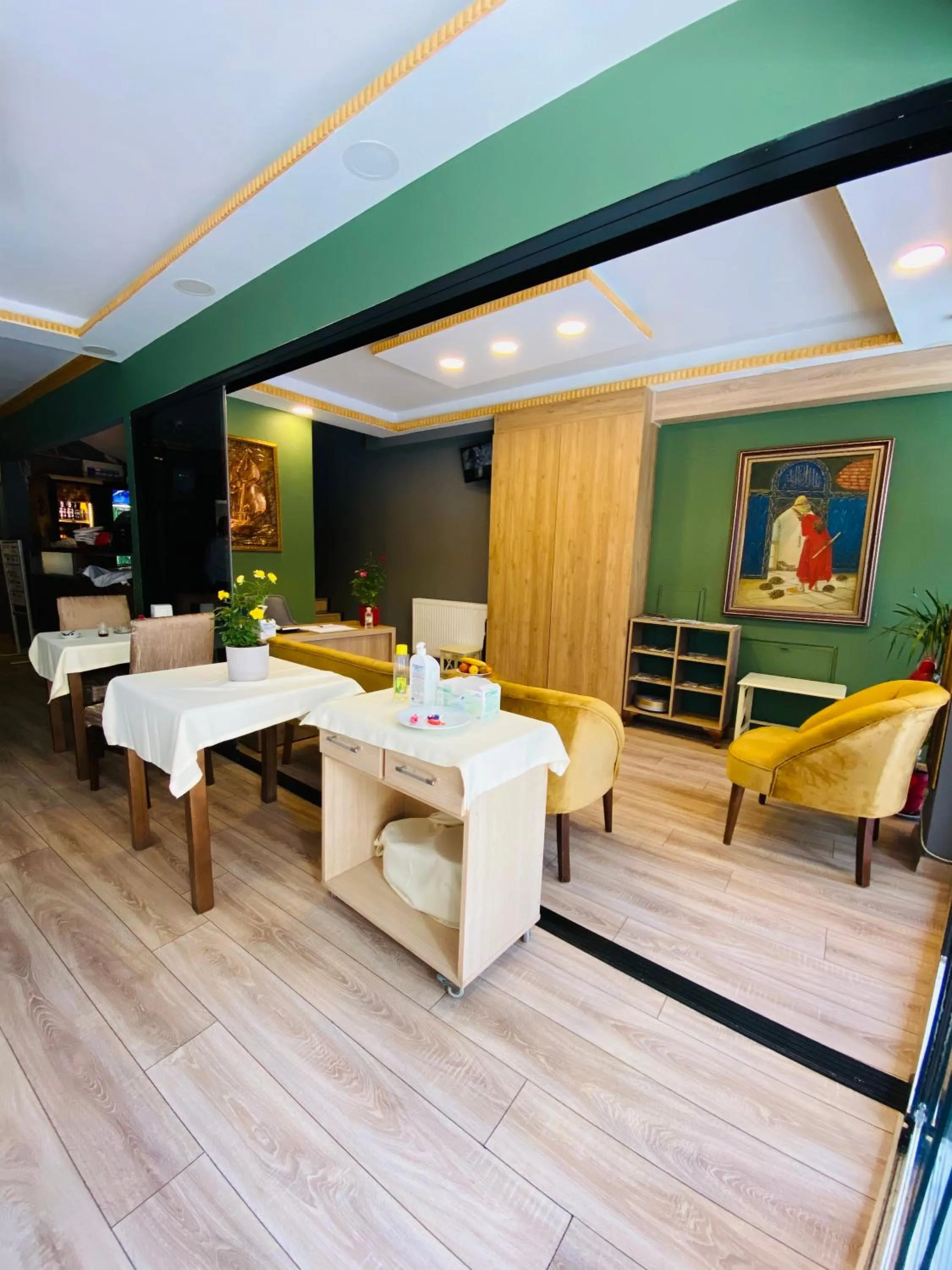 Restaurant/places to eat in Golden Sail Hotel Old City