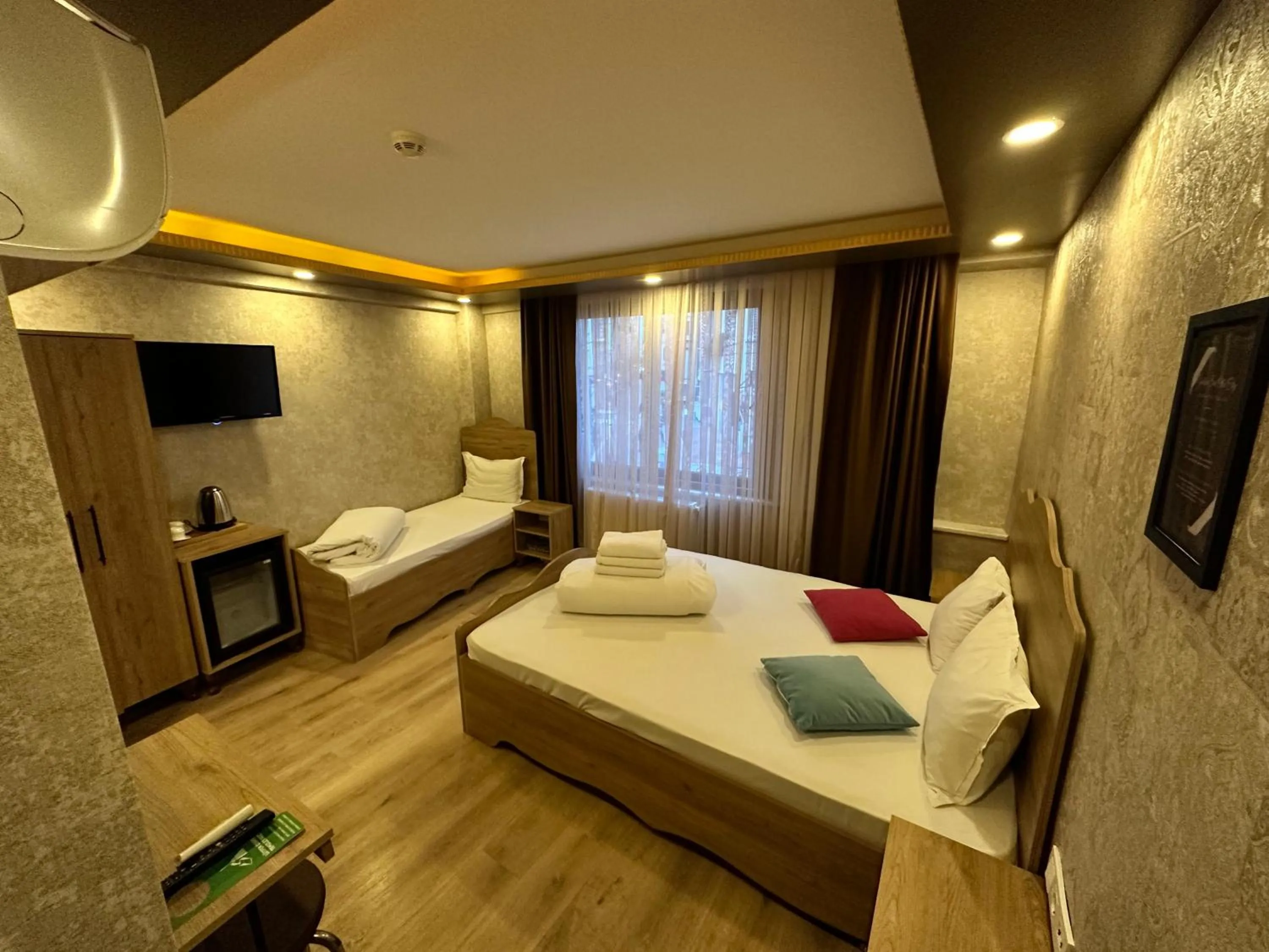 Communal lounge/ TV room, Bed in Golden Sail Hotel Old City