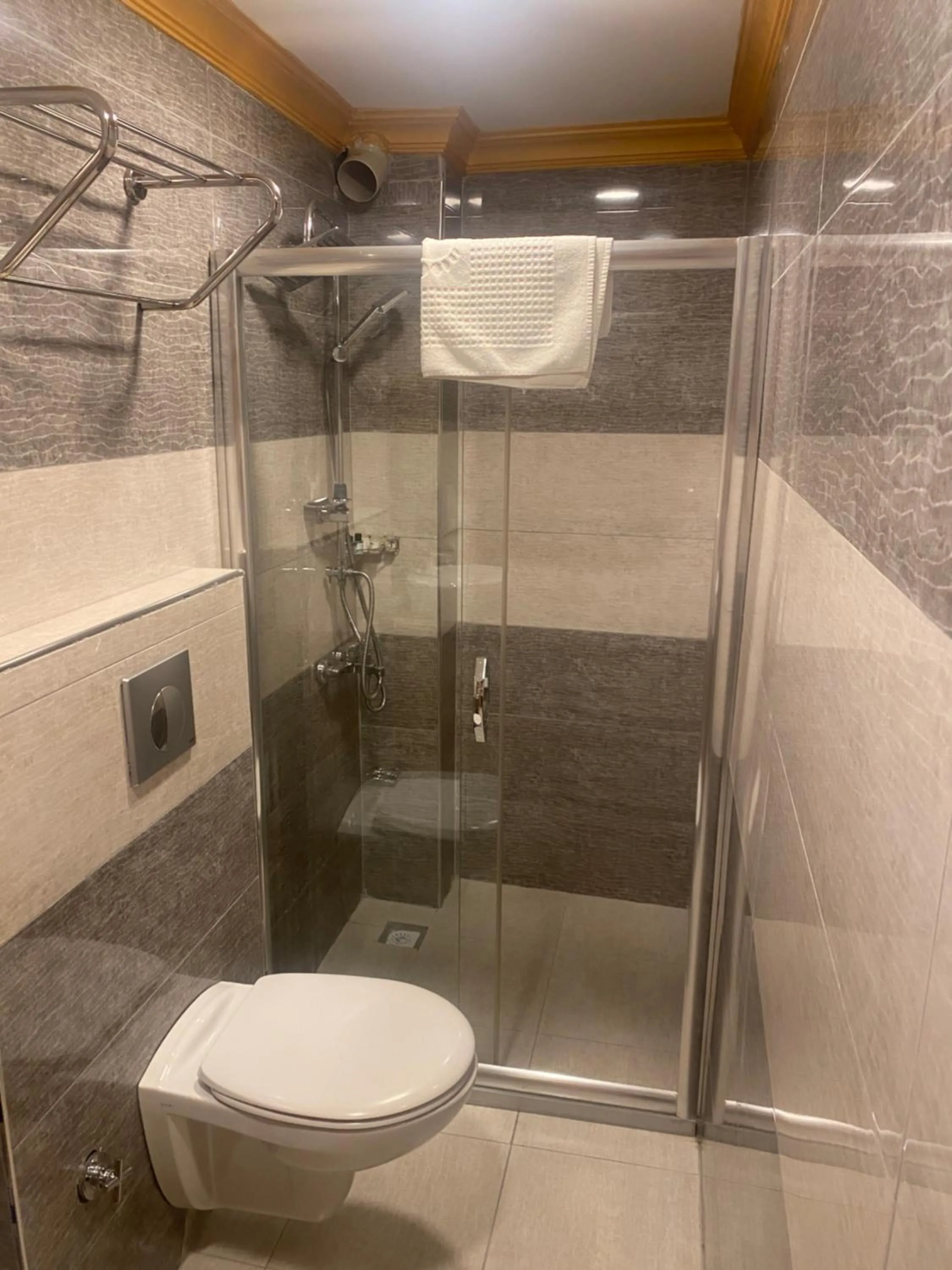 Shower in Golden Sail Hotel Old City