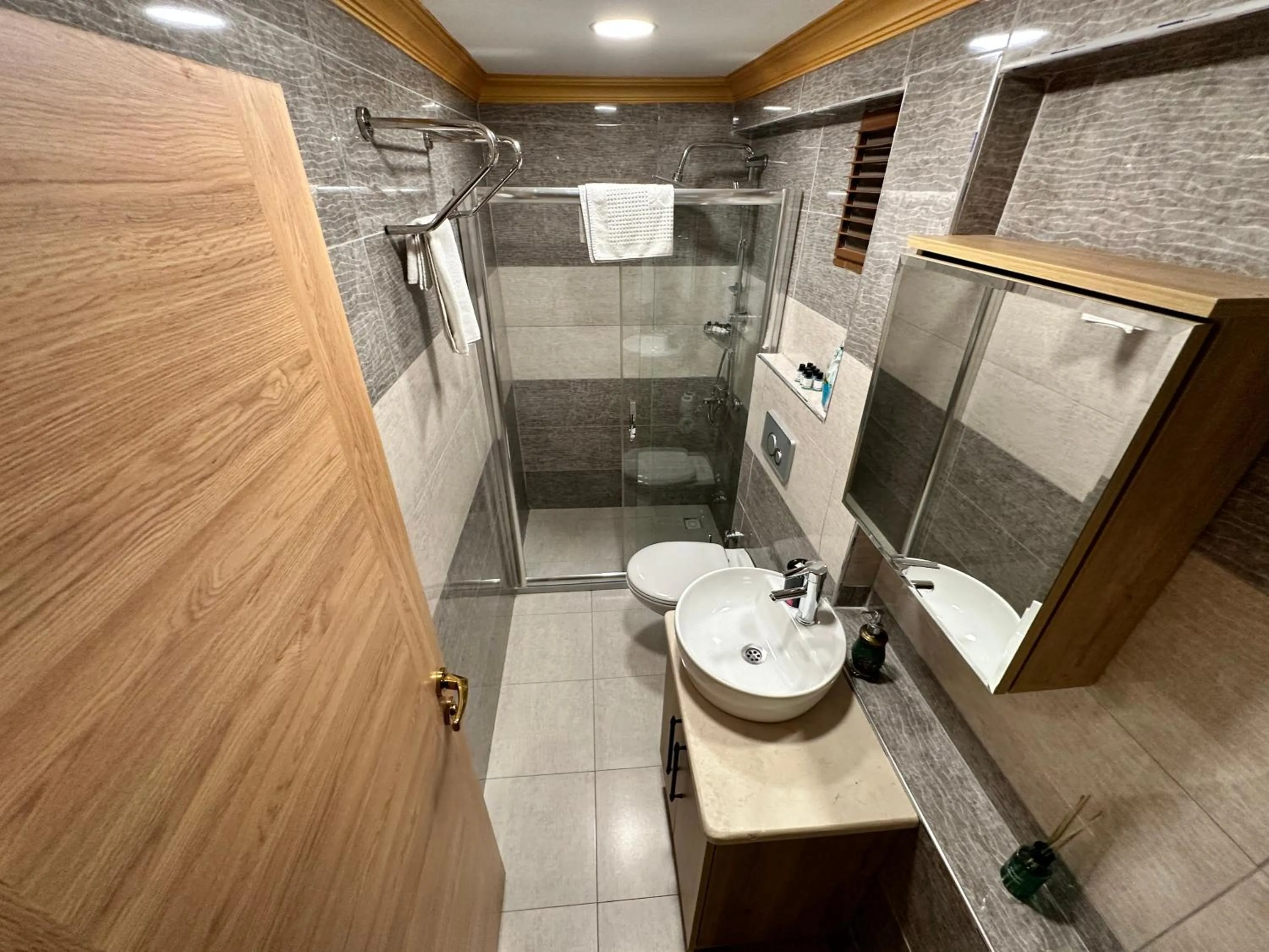 Shower in Golden Sail Hotel Old City