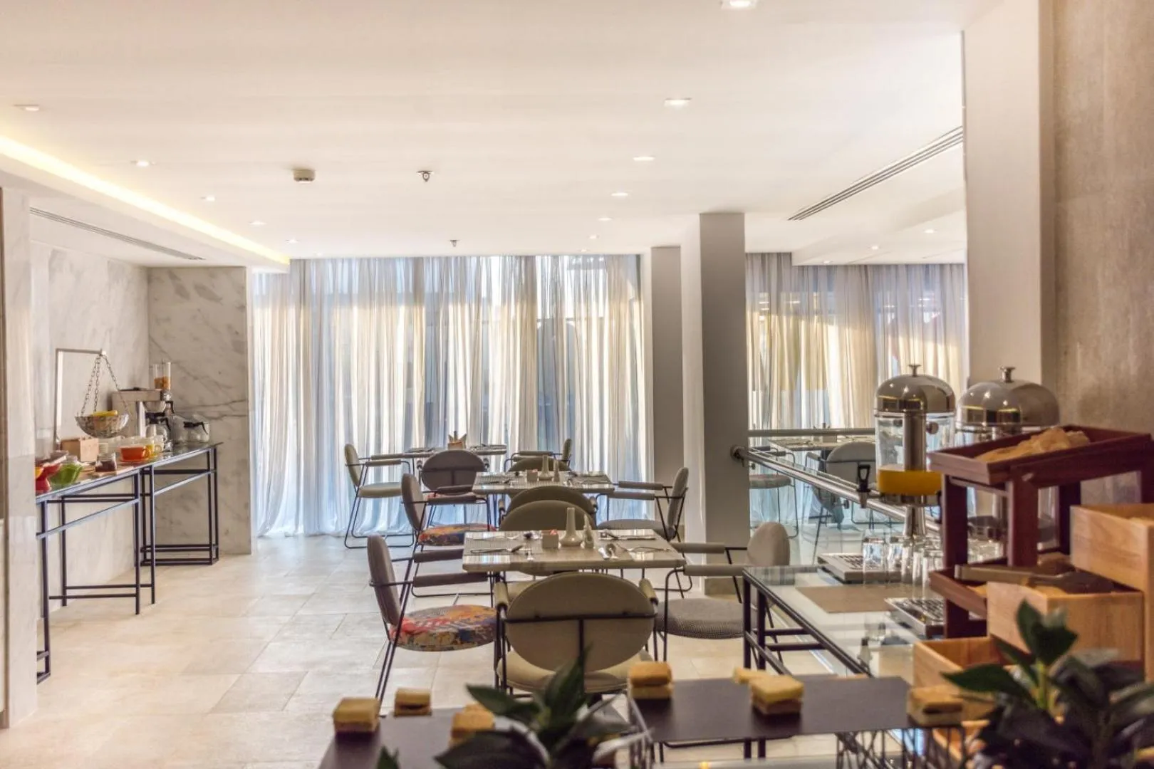 Restaurant/places to eat in Ewaa Express Hotel - Al Rawda